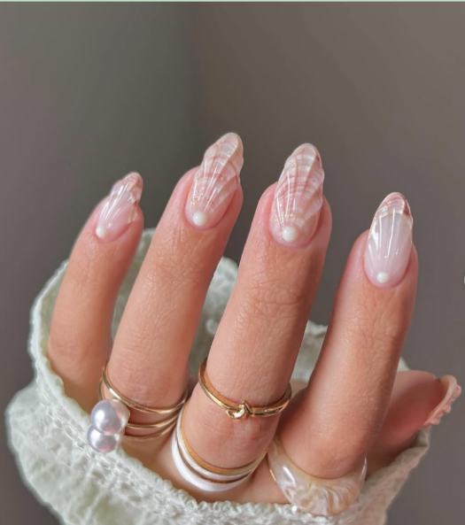Bộ móng vỏ sò trông rất lạ và ấn tượng. Kiểu vẽ này lấy cảm hứng từ vỏ con sò. Nếu thích, bạn gắn thêm đá để tạo điểm nhấn lấp lánh, hoặc muốn giống vỏ sò điệp thì vẽ thêm những đường viền uốn lượn. Nếu bạn chuẩn bị đi biển thì thử làm bộ móng này - Ảnh: nails_by_annabel_m