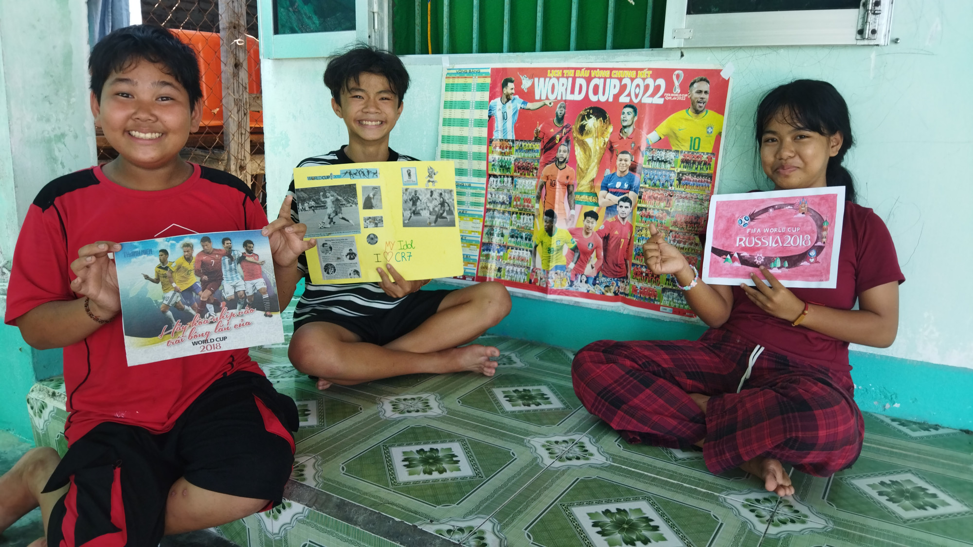 Những đứa trẻ hào hứng khoe tác phẩm lấy cảm hứng từ World Cup. Ảnh: Tác giả cung cấp