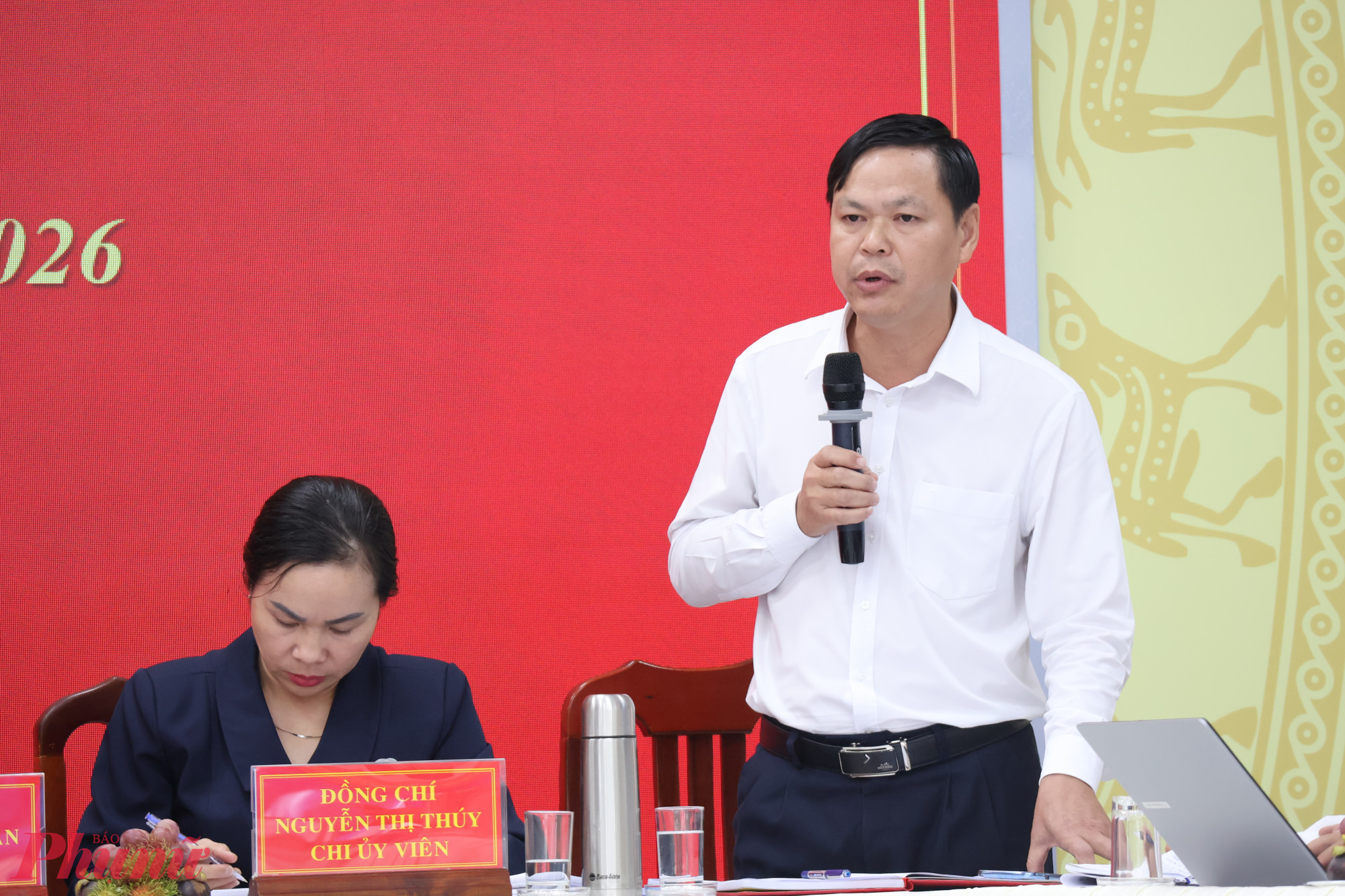 ông Ngô Thanh Phúc - Chủ tịch UBND xã Long Hải phát biểu ý kiến tại buổi sinh hoạt - Ảnh: Thanh Tâm