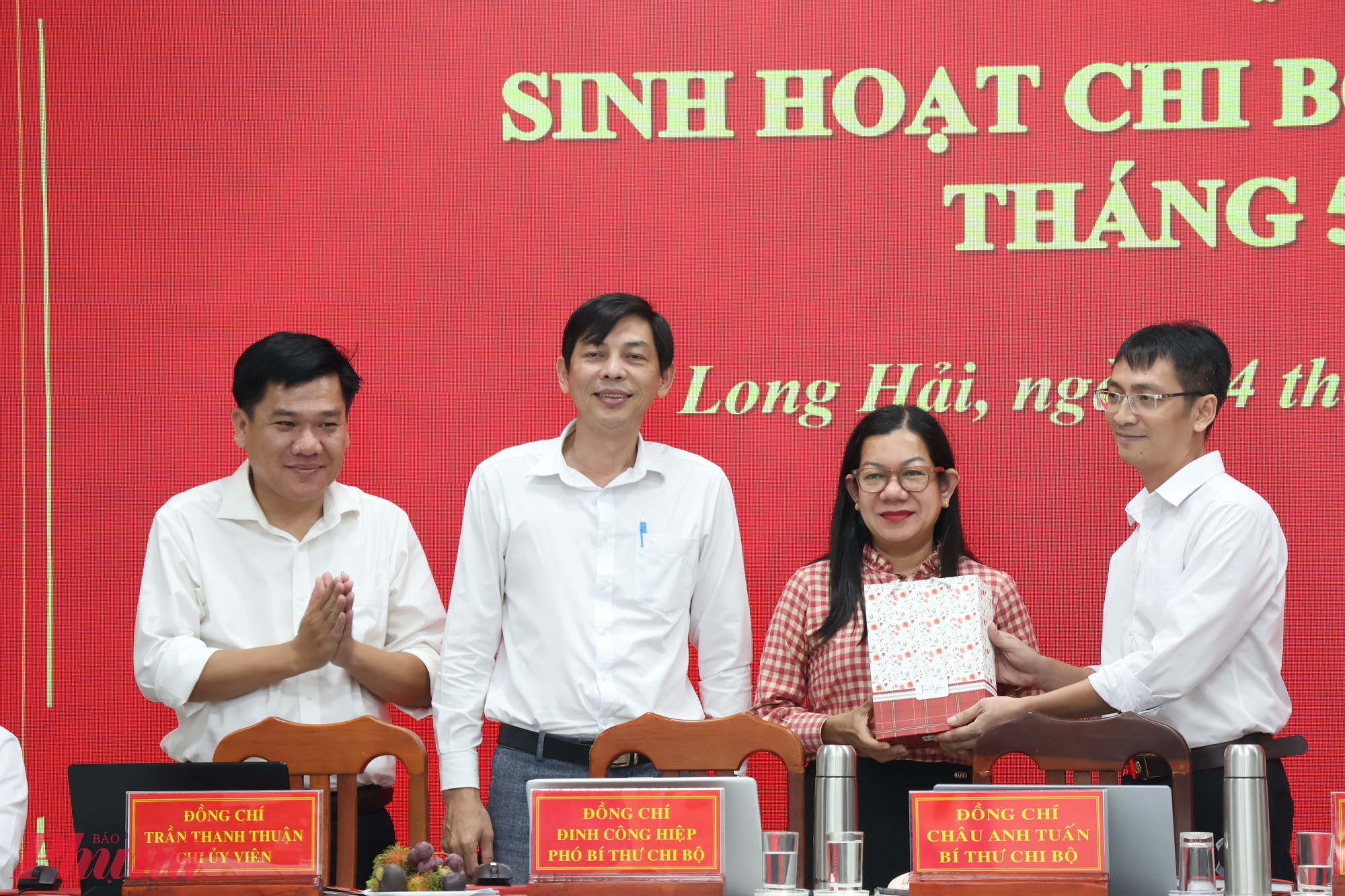Ông Châu Anh Tuấn - Bí thư chị bộ xã Long Hải khen thưởng, động viên đảng viên trong chi bộ có hoạt động nổi bật - Ảnh: Thanh Tâm