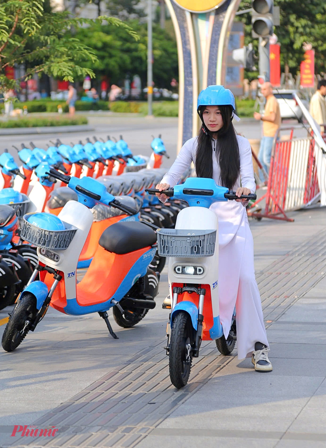 Người dân TPHCM trải nghiệm xe đạp điện công cộng - Ảnh: Nguyễn Văn