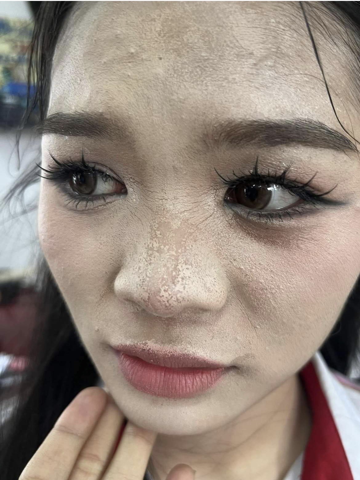 Chảy nền, loang lỗ do lớp nền quá dày là tình trạng nhiều cô nàng gặp phải khi trang điểm mùa hè - Ảnh: mạng xã hội