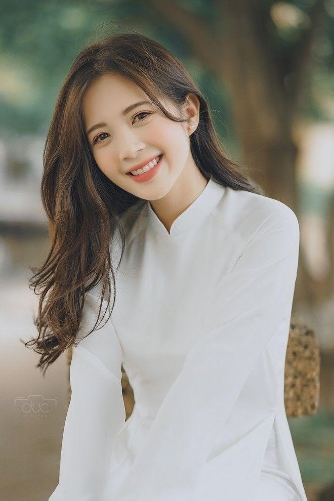 Dưỡng ẩm trước khi trang điểm giúp da hạn chế tiết dầu trong mùa hè nắng nóng - Ảnh: internet