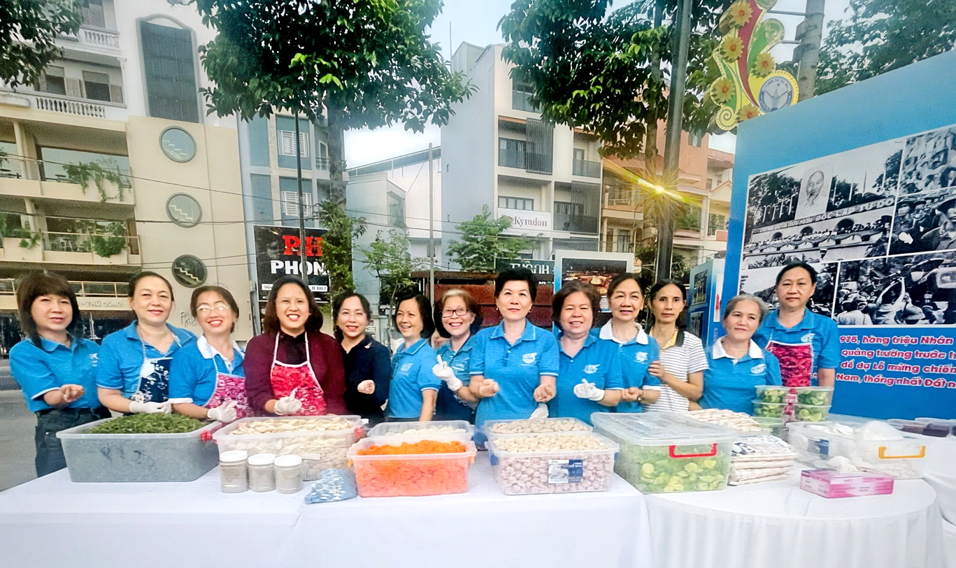 Chị Nguyễn Thùy Trang (thứ tư từ trái qua) - Giám đốc Công ty Yến nhà Ngọc Phạm - cùng hội viên phụ nữ phường Thủ Dầu Một chuẩn bị các suất ăn yêu thương trao cho người nghèo