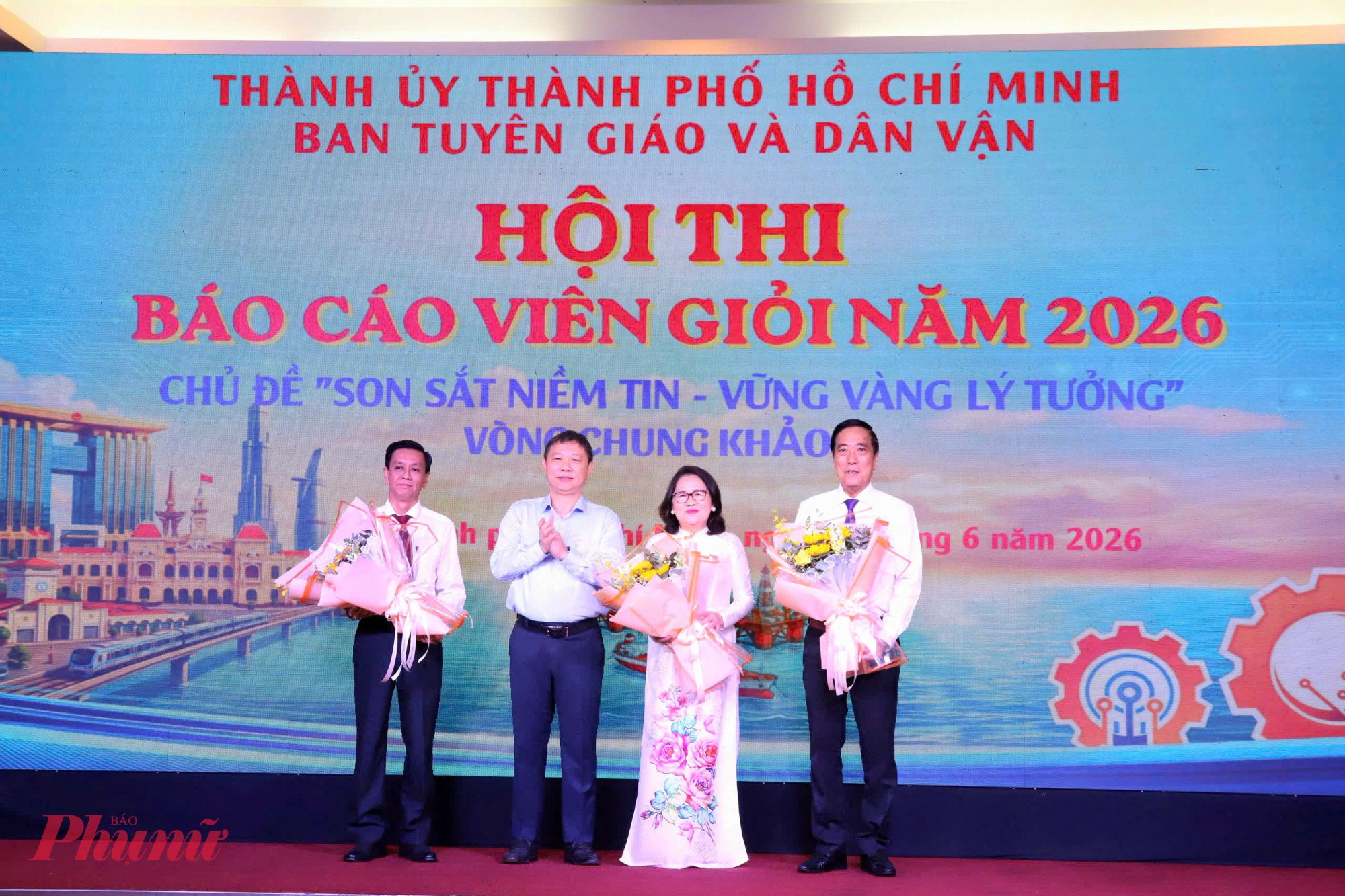 Ông Dương Anh Đức - Ủy viên Ban thường vụ Thành ủy, Trưởng Ban Tuyên giáo và Dân vận Thành ủy TPHCM - tặng hoa Ban giám khảo hội thi
