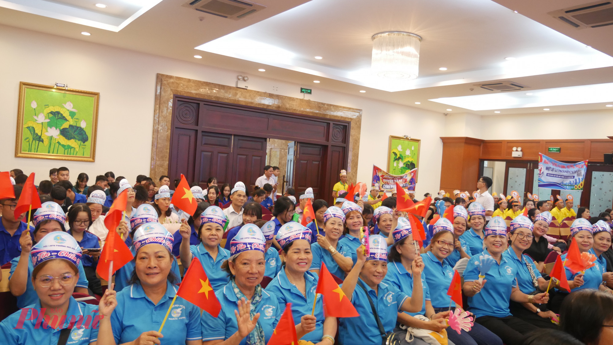 Cổ động viên reo hò, cổ vũ cho cácthí sinh 