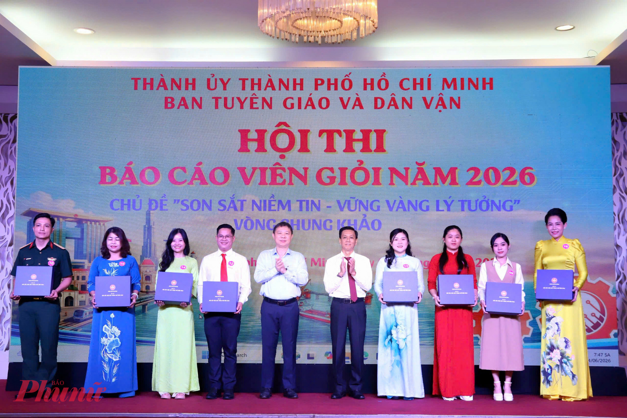 Lãnh đạo Ban Tuyên giáo và Dân vận Thành ủy TPHCM - tặng quà lưu niêm cho các thí sinh trước khi bước vào phần thi tranh tài
