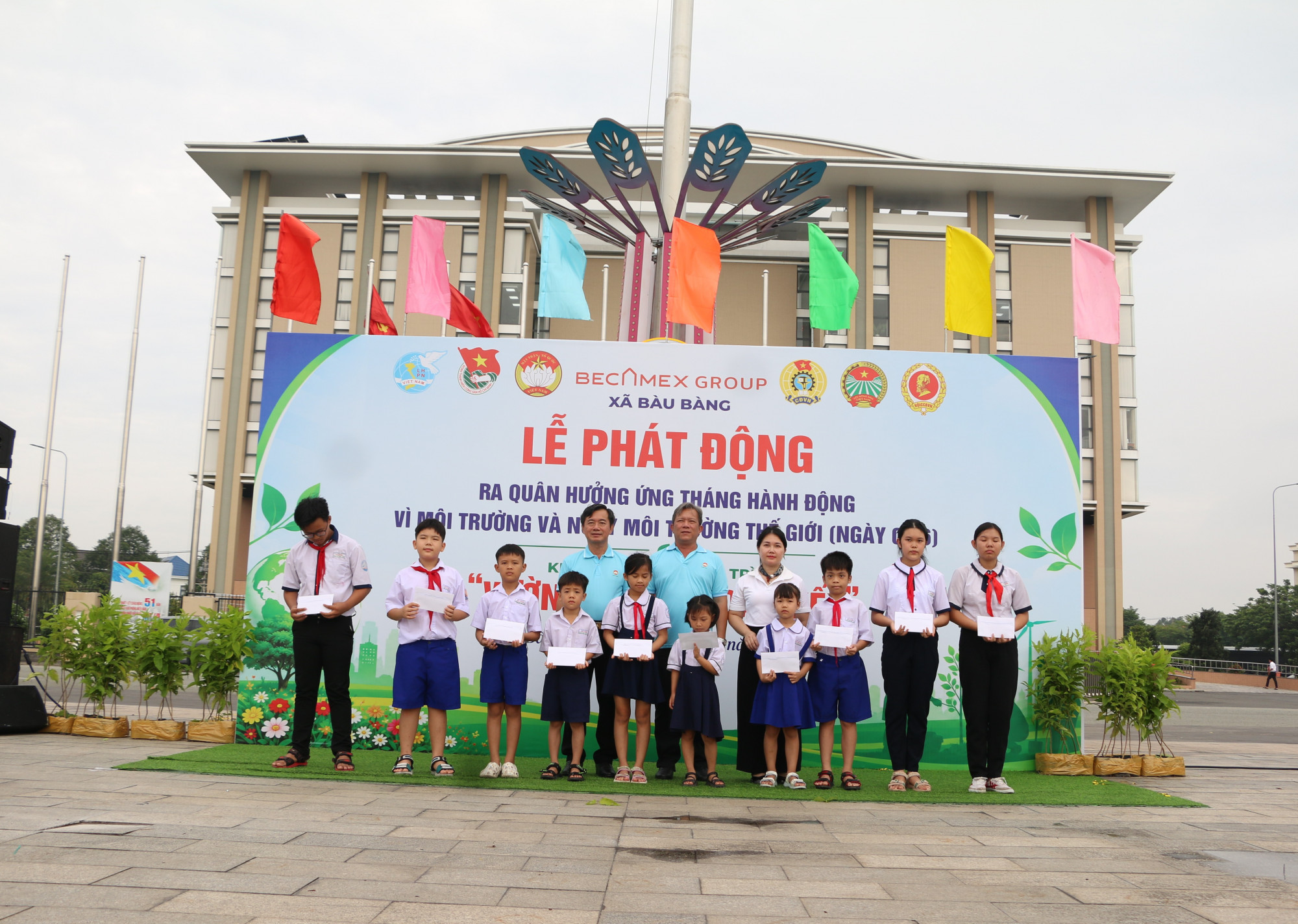  Nhân dịp này, Công ty TNHH Sản xuất Thương mại Hằng Nguyên đã trao 10 suất học bổng cho 10 học sinh vượt khó học giỏi, mỗi suất trị giá 1 triệu đồng.