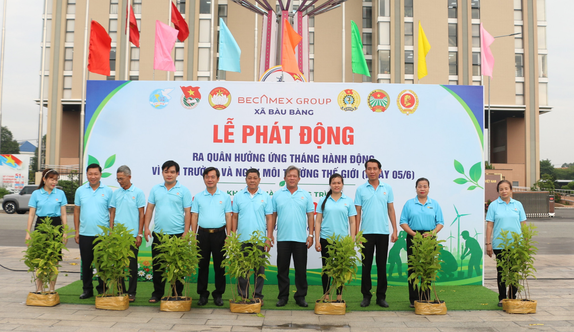 Tại lễ phát động Ban tổ chức cũng phát động phong trào “Bàu Bàng muôn sắc hoa”, trao cây xanh cho Ban Công tác Mặt trận các ấp 