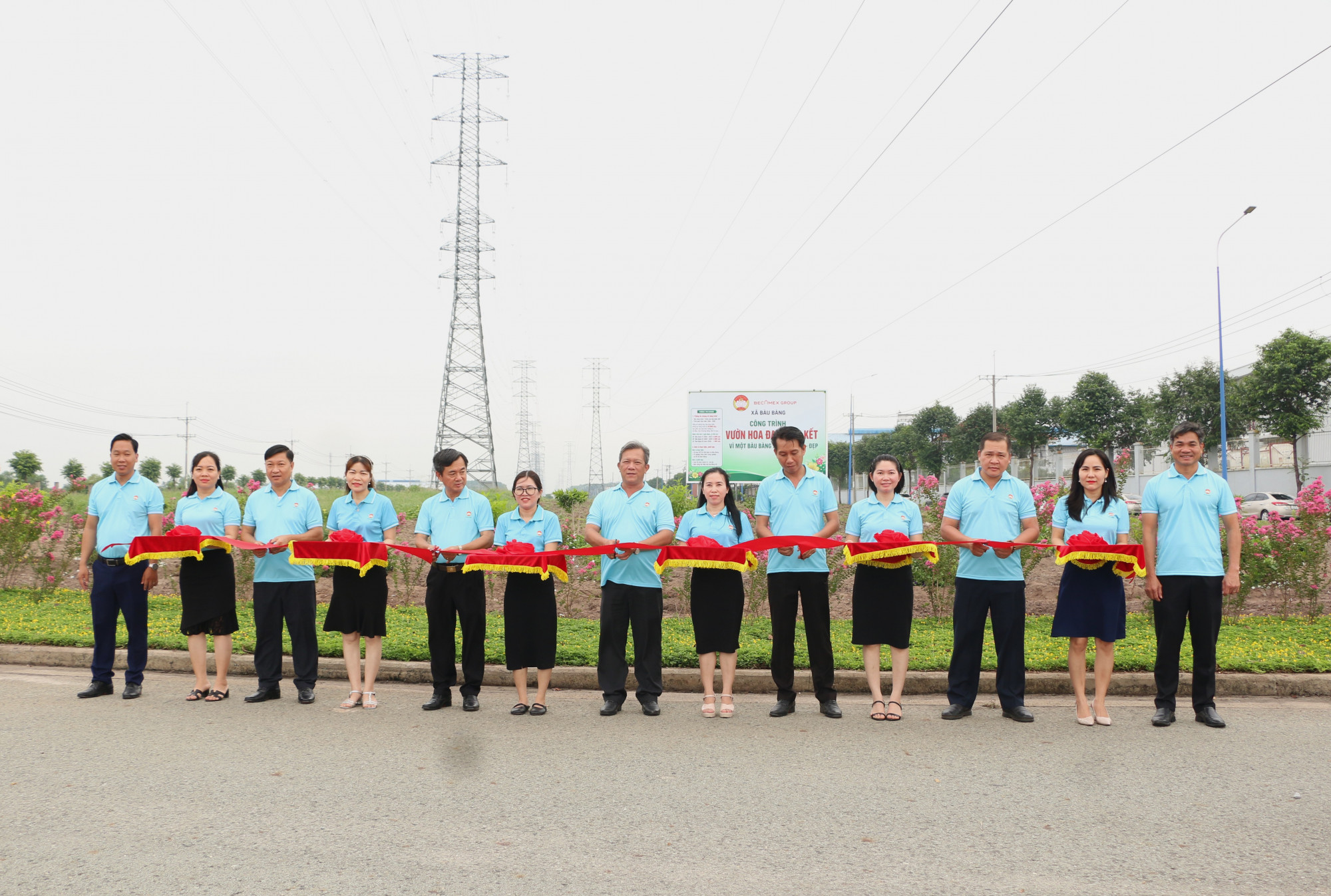 Đại biểu thực hiện nghi thức cắt băng khánh thành công trình “Vườn hoa Đại đoàn kết” và ra quân trồng 300 cây hoa Chuông vàng hưởng ứng phong trào “Bàu Bàng muôn sắc hoa”, 