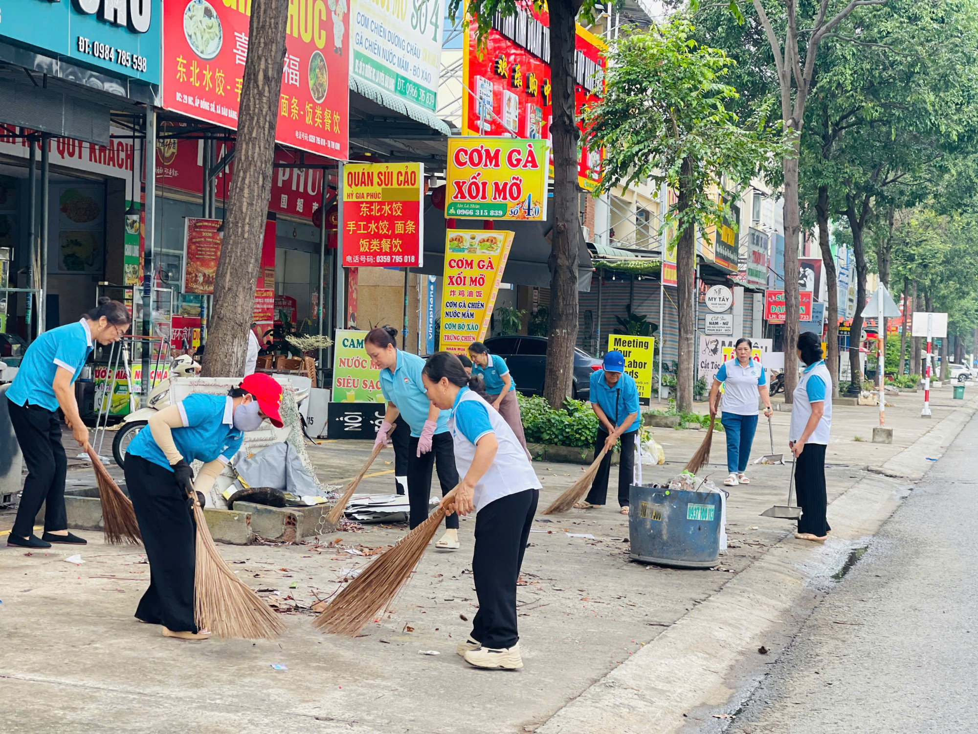 Hội viên, phụ nữ Bàu Bàng tham gia vệ sinh các tuyến đường 