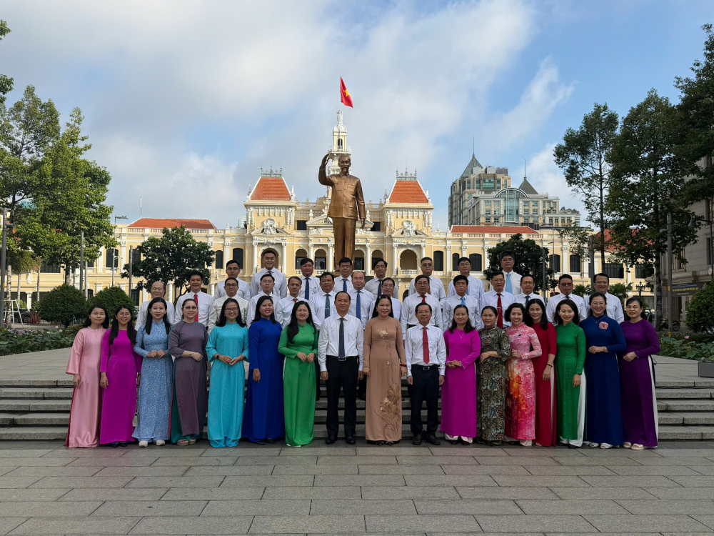 Đoàn đại biểu chụp hình lưu niệm tại Tượng đài Chủ tịch Hồ Chí Minh