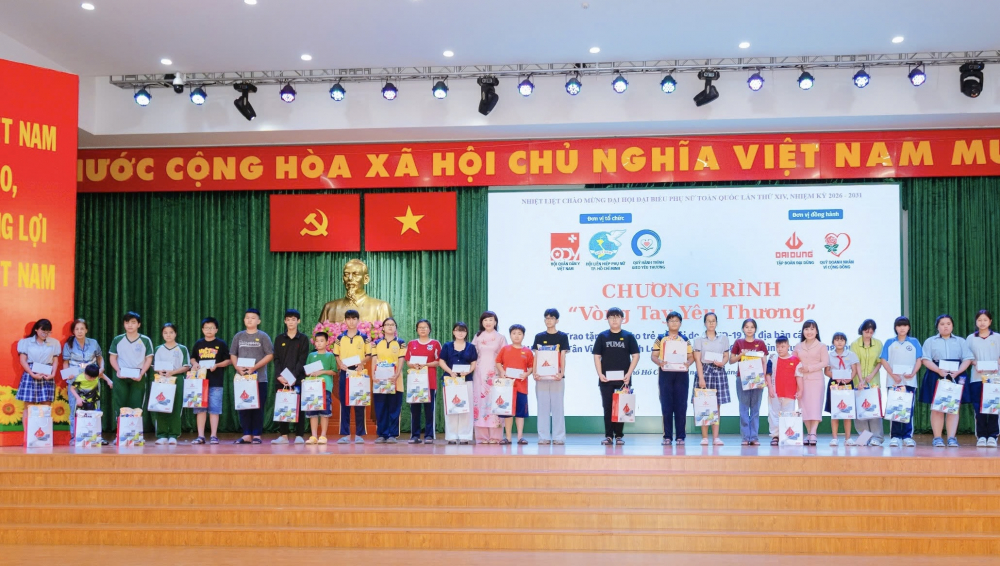 Những phần quà không chỉ hỗ trợ về vật chất mà còn là sự động viên, tiếp thêm niềm tin để các em vượt qua khó khăn, vươn lên trong cuộc sống. Ảnh: TN