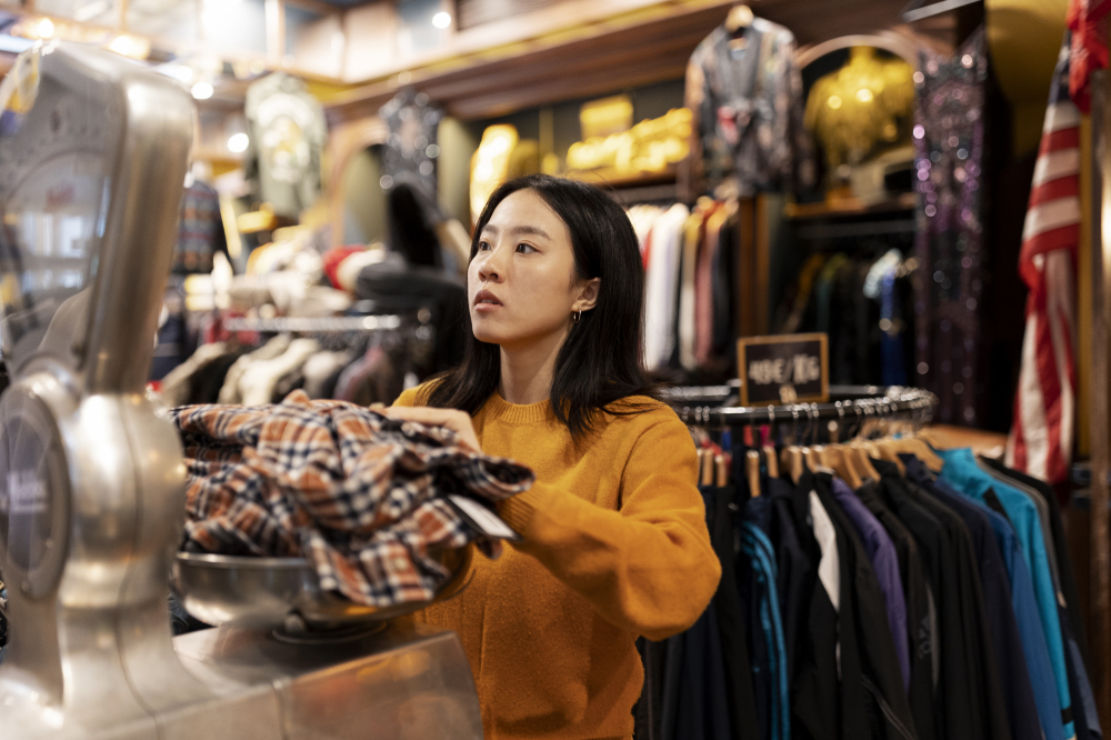 Khi mua đồ, tôi thường cầm lên đặt xuống, và vì ám ảnh phải tiết kiệm, tôi luôn chọn món rẻ hơn hoặc có khi bỏ qua - Ảnh: 