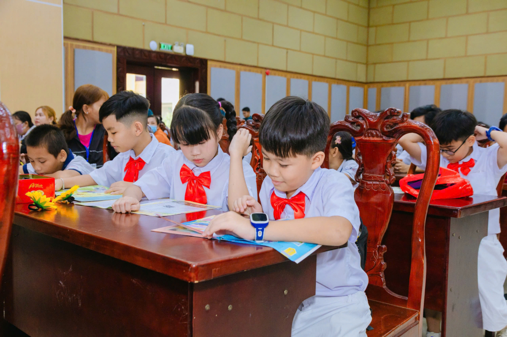 Các em thiếu nhi tham dự chương tình. Ảnh: TN