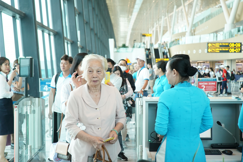 Từ 6/6, Vietnam Airlines áp dụng giảm 15% giá vé máy bay các chặng nội địa cho khách hàng trên 60 tuổi. Ảnh: Vietnam Airlines.