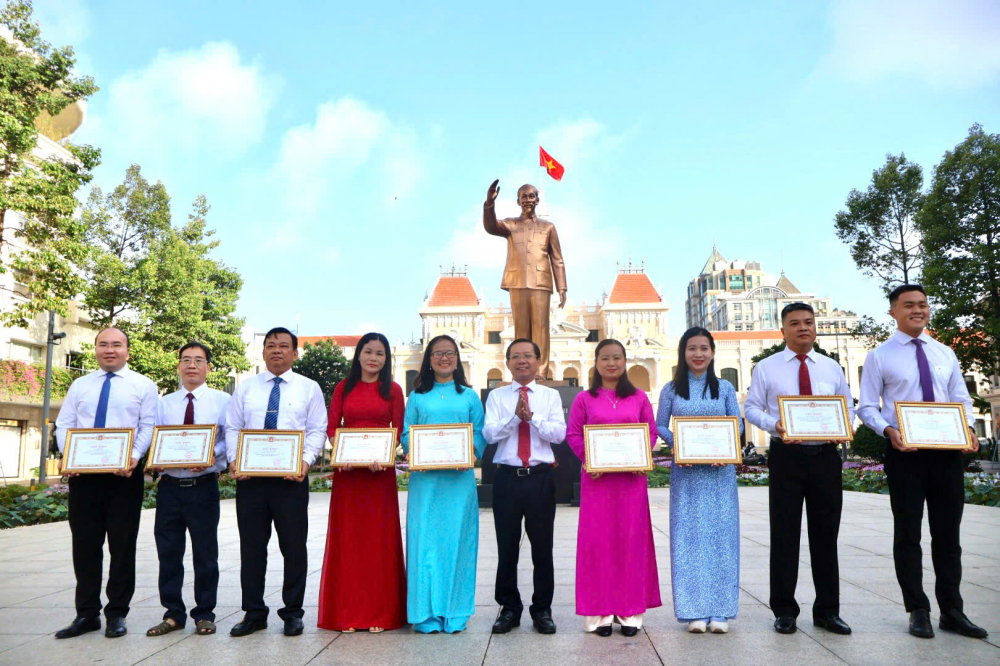 Đồng chí Lê Văn Phong, Thành ủy viên, Phó Bí thư Đảng ủy, Phó Bí thư Đảng ủy cơ quan trao giấy khen cho các cá nhân điển hình học tập và làm theo tư tưởng, đạo đức, phong cách Hồ Chí Minh