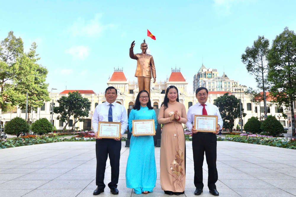 Đồng chí Lê Thị Hồng Nga, Phó Bí thư Đảng ủy, Chủ nhiệm Ủy ban Kiểm tra Đảng ủy, Bí thư Đảng ủy cơ quan trao giấy khen cho các tập thể điển hình học tập và làm theo tư tưởng, đạo đức, phong cách Hồ Chí Minh.