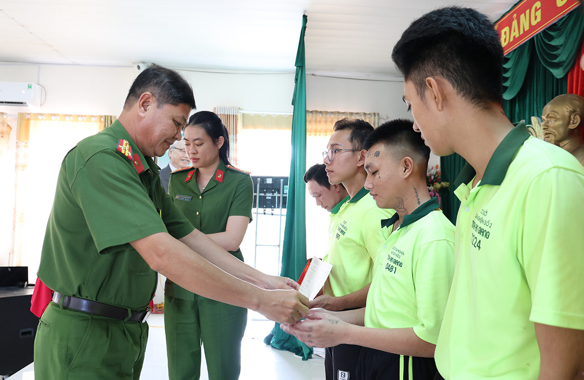 Trao chứng chỉ nghề cho các học viên... Ảnh: Tiến Tầm