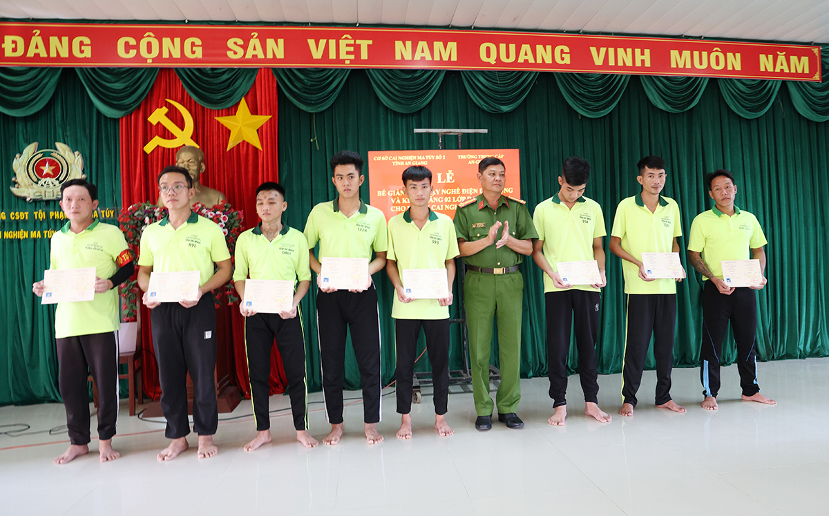 Công an tỉnh trao chứng chỉ nghề sơ cấp cho các học viên