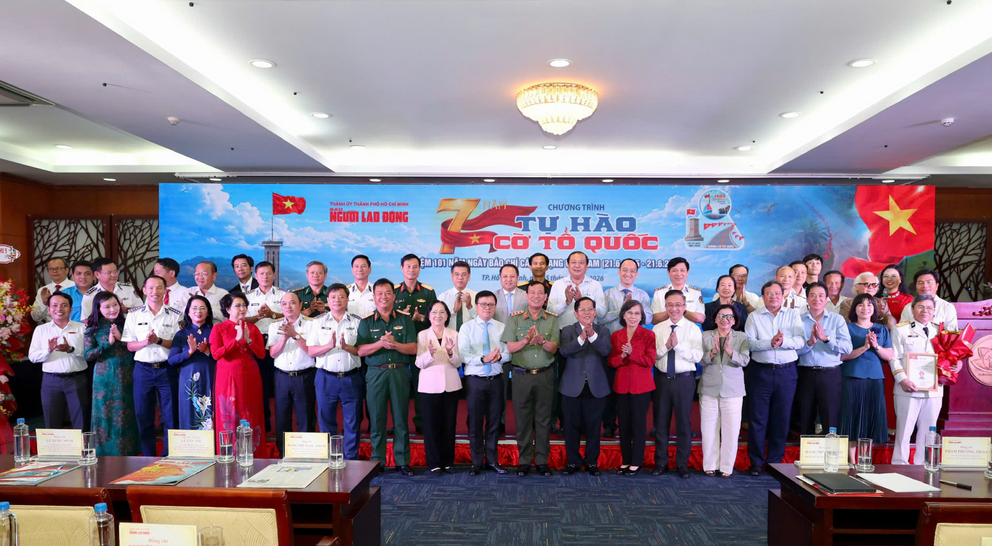 Lãnh đạo TPHCM, đại diện các cơ quan, đơn vị và Báo Người Lao Động chụp ảnh lưu niệm, đánh dấu chặng đường 7 năm lan tỏa chương trình “Tự hào cờ Tổ quốc” - Ảnh: Ban tổ chức