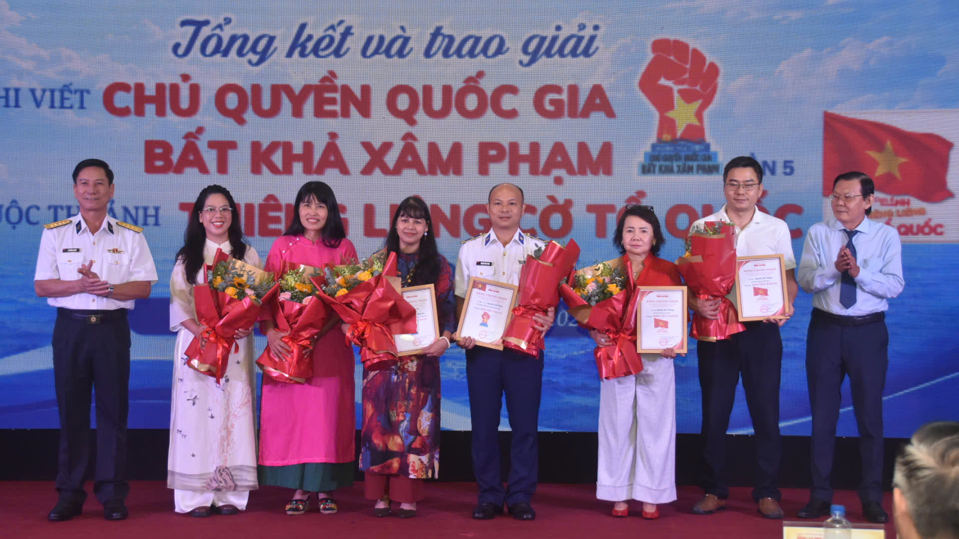 Trong khuôn khổ lễ kỷ niệm, Báo Người Lao Động đã trao giải cho các tác giả, nhóm tác giả xuất sắc tại cuộc thi viết “Chủ quyền quốc gia bất khả xâm phạm” lần thứ 5 và cuộc thi ảnh “Thiêng liêng cờ Tổ quốc” lần thứ 4 - Ảnh: Ban tổ chức