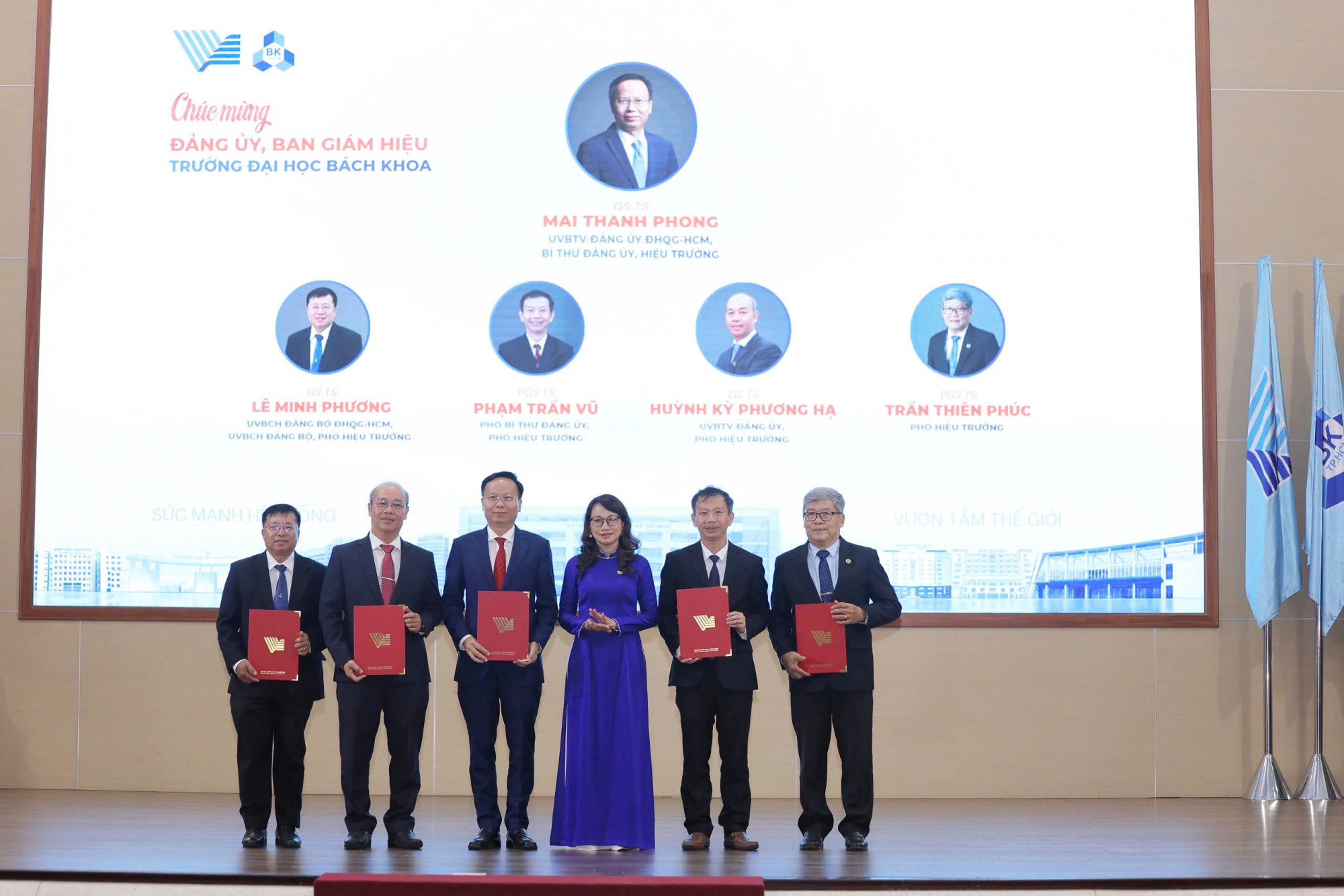 Giáo sư, tiến sĩ Mai Thanh Phong (thứ 3 từ trái qua) được bổ nhiệm làm hiệu trưởng cùng 4 phó hiệu trưởng của Trường ĐH Bách khoa đợt này - Ảnh: NVUHCM