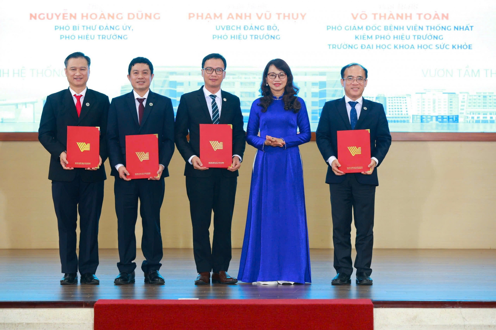 Giáo sư, tiến sĩ Nguyễn Thị Thanh Mai - Giám đốc ĐH Quốc gia TPHCM trao quyết định bổ nhiệm cho tiến sĩ Phan Bách Thắng