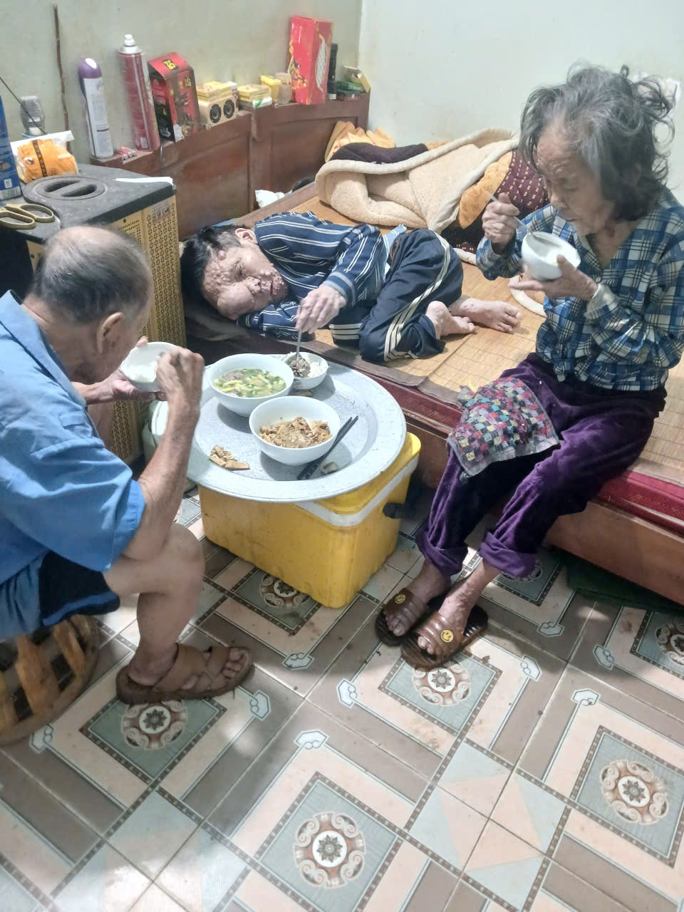 Anh Phan Đình Tường nằm ăn cơm cùng bố mẹ - Ảnh do nhân vật cung cấp