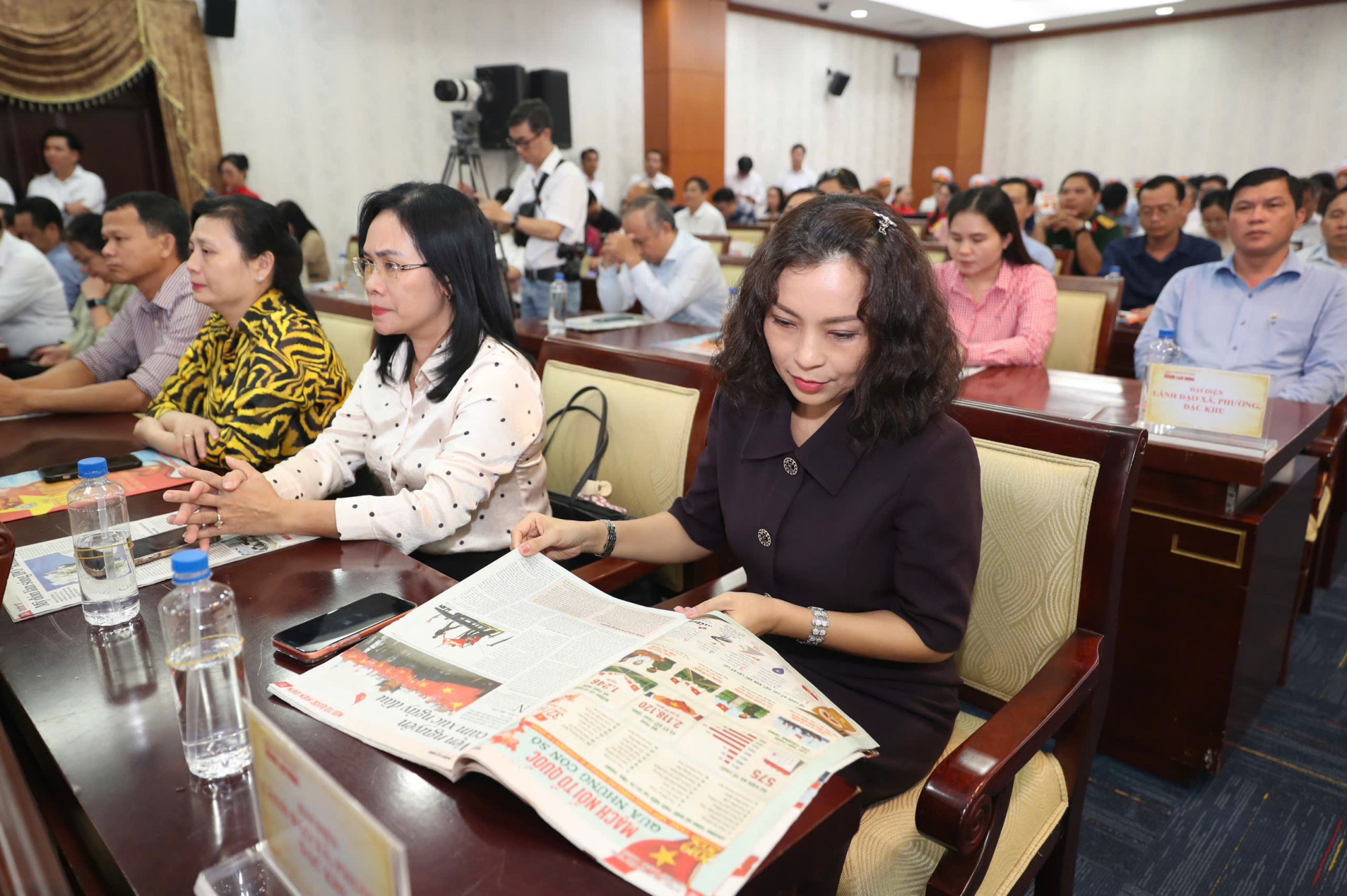 Từ những chuyến đi cùng ngư dân bám biển, chương trình “Tự hào cờ Tổ quốc” đã trở thành hoạt động xã hội quy mô lớn, phủ khắp mọi miền Tổ quốc - Ảnh: Ban tổ chức