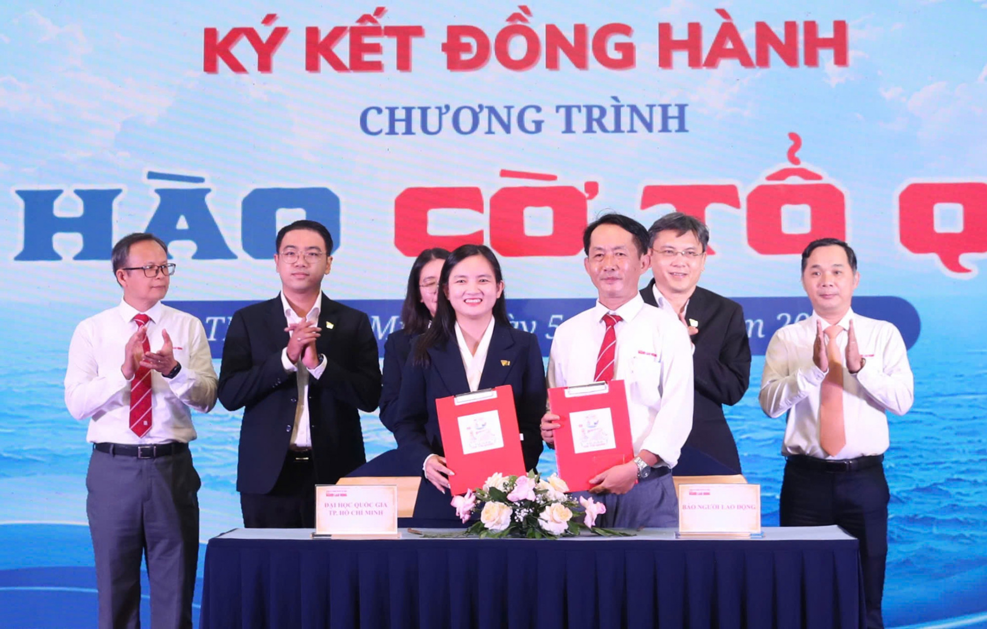 Đại diện Báo Người Lao Động và Đại học Quốc gia TPHCM ký kết Biên bản ghi nhớ chung tay lan tỏa chương trình “Tự hào cờ Tổ quốc” - Ảnh: Ban tổ chức