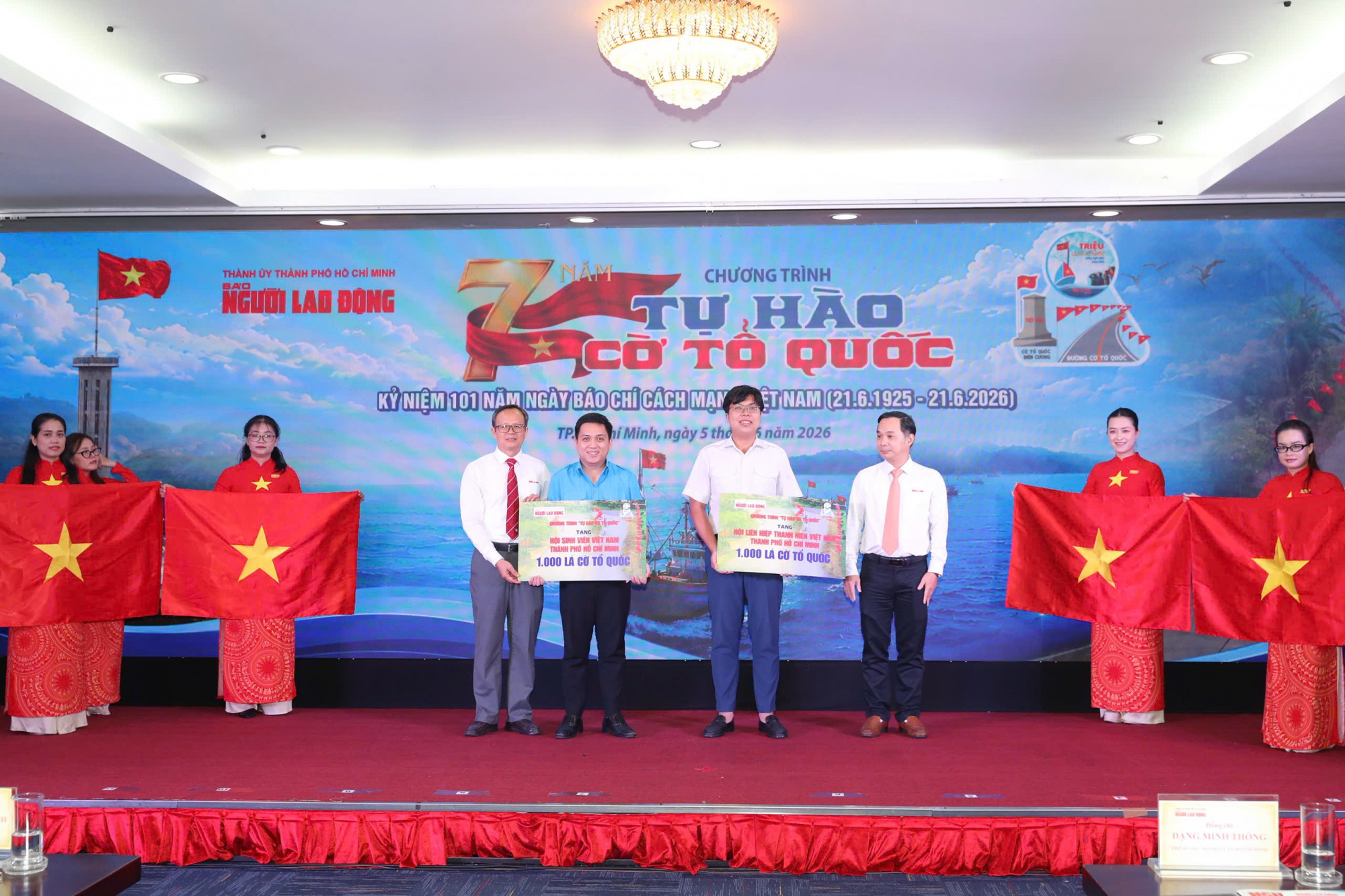 Ban tổ chức trao tặng 2.000 lá cờ Tổ quốc cho Hội Liên hiệp Thanh niên Việt Nam TPHCM và Hội Sinh viên Việt Nam TPHCM - Ảnh: Ban tổ chức