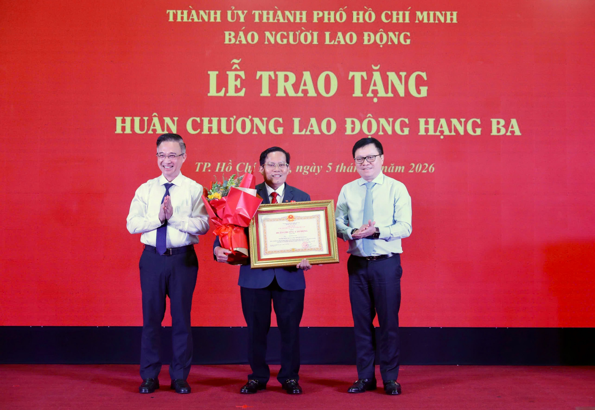 Nhà báo Tô Đình Tuân đón nhận Huân chương Lao động hạng Ba do Chủ tịch nước trao tặng, ghi nhận những đóng góp nổi bật trong hoạt động báo chí và công tác xã hội - Ảnh: Ban tổ chức