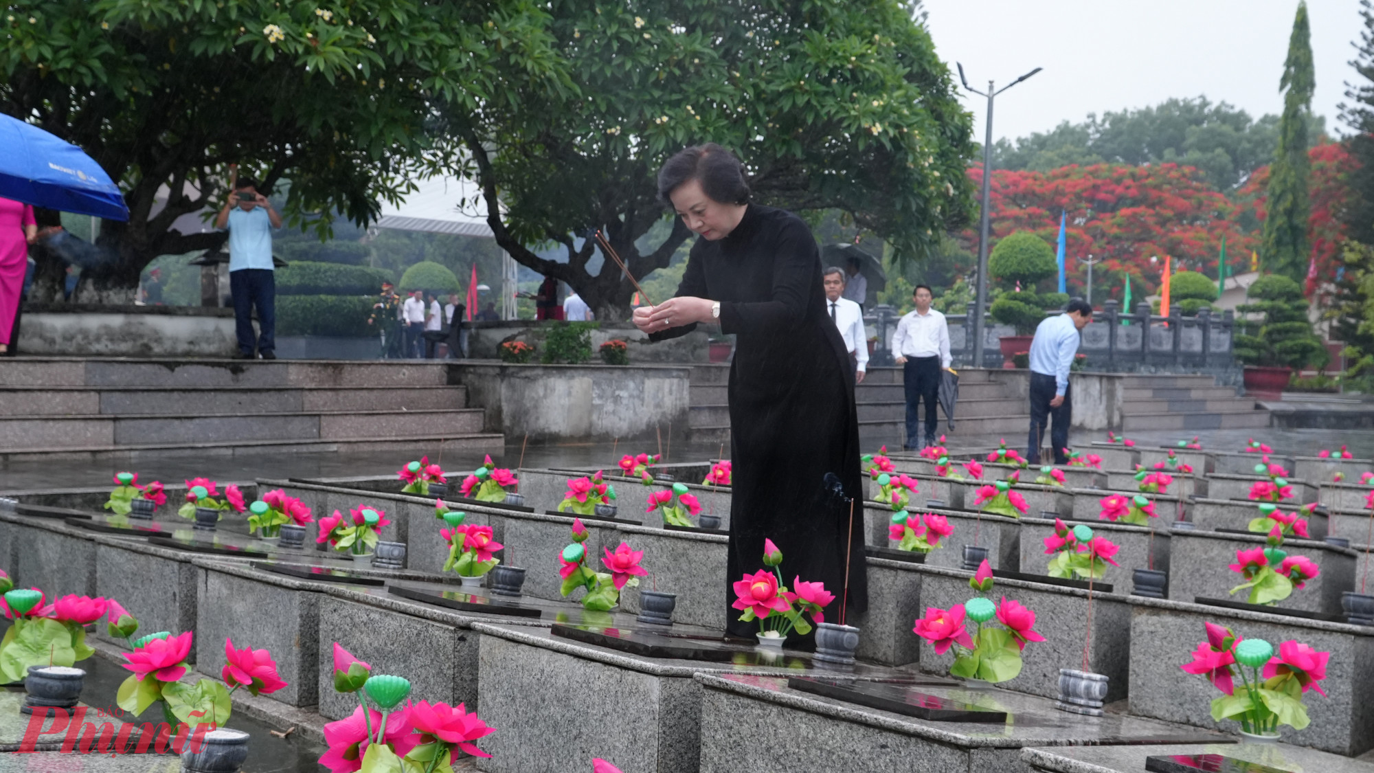 Phó thủ tướng Phạm Thị Thanh Trà cùng lãnh đạo tỉnh Quảng Ngãi dâng hương tri ân các anh hùng liệt sĩ