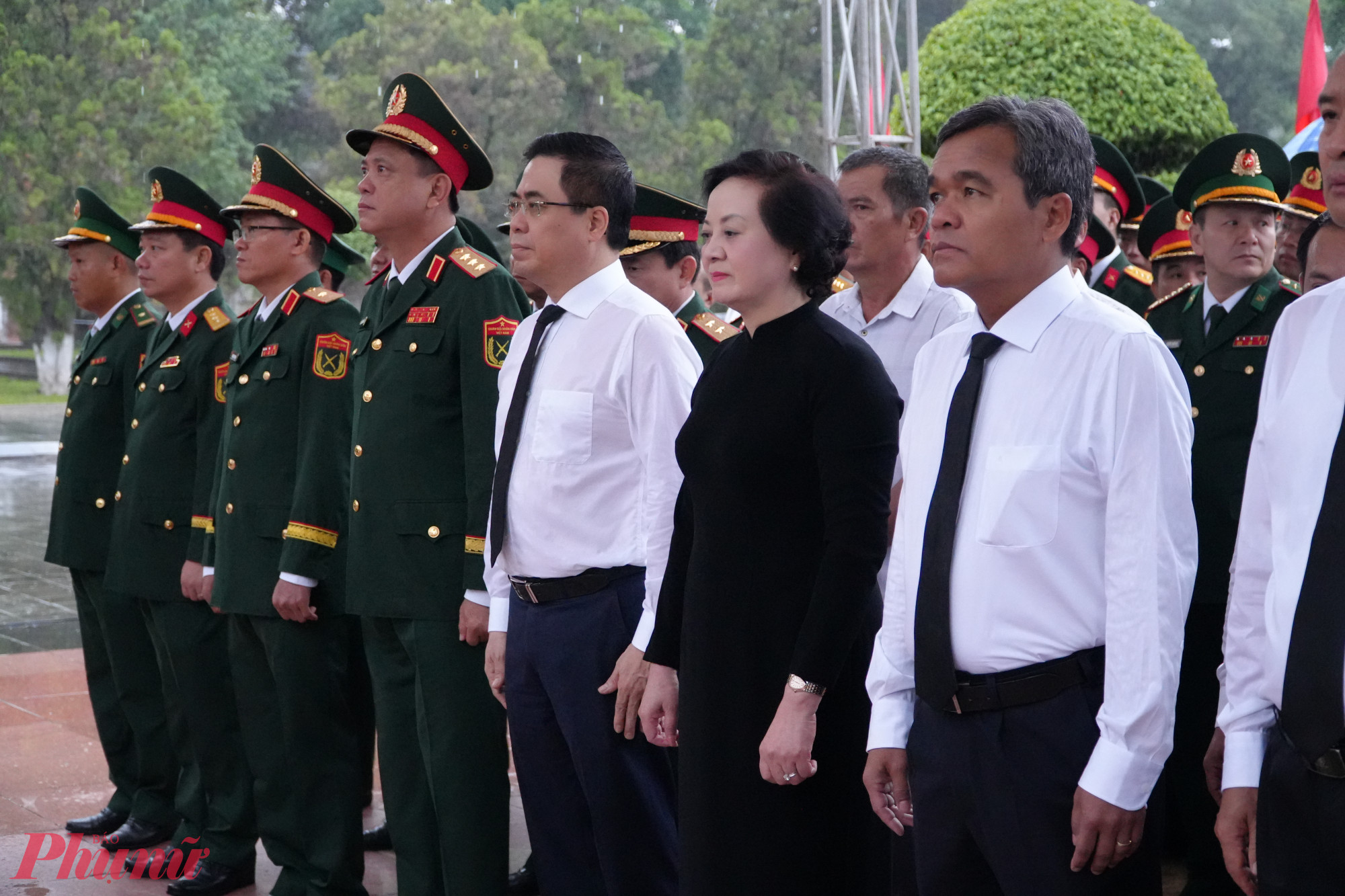 Phó thủ tướng Phạm Thị Thanh Trà cùng lãnh đạo tỉnh Quảng Ngãi dâng hương tri ân các anh hùng, liệt sỹ.