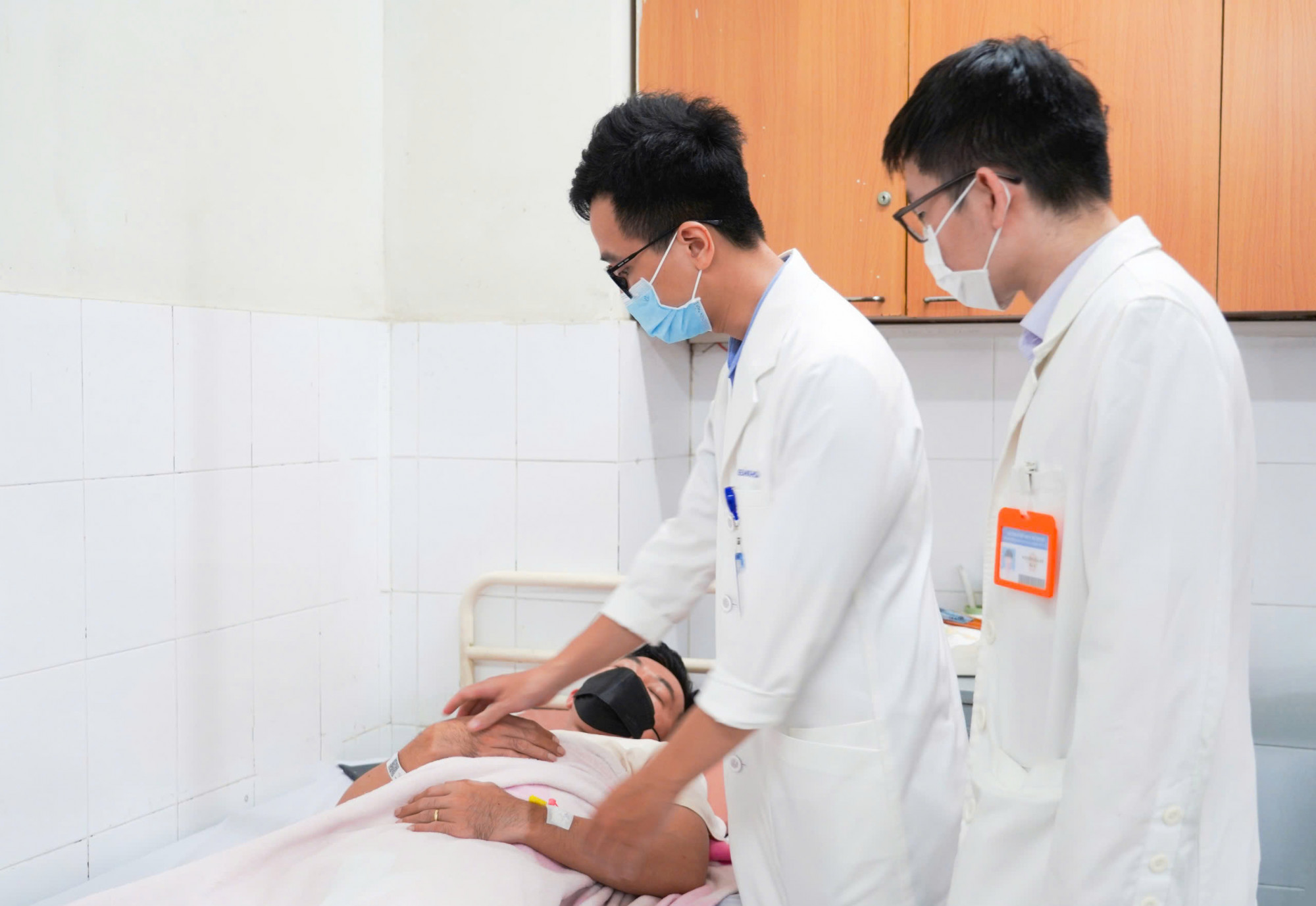 Bác sĩ Bệnh viện Nhân dân Gia Định thăm khám lại cho anh H., ảnh BVCC