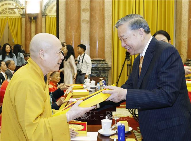 Tổng bí thư, Chủ tịch nước Tô Lâm tặng quà cho các đại biểu - Ảnh: Thống Nhất/TTXVN