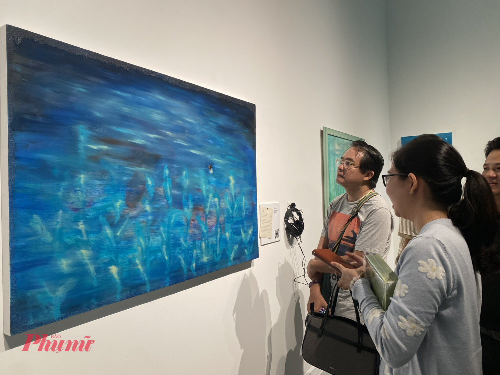 Nhiều du khách dừng chân thưỡng lãm và chiêm nghiệm trước những bức tranh của họa sĩ Lê Văn Trọng