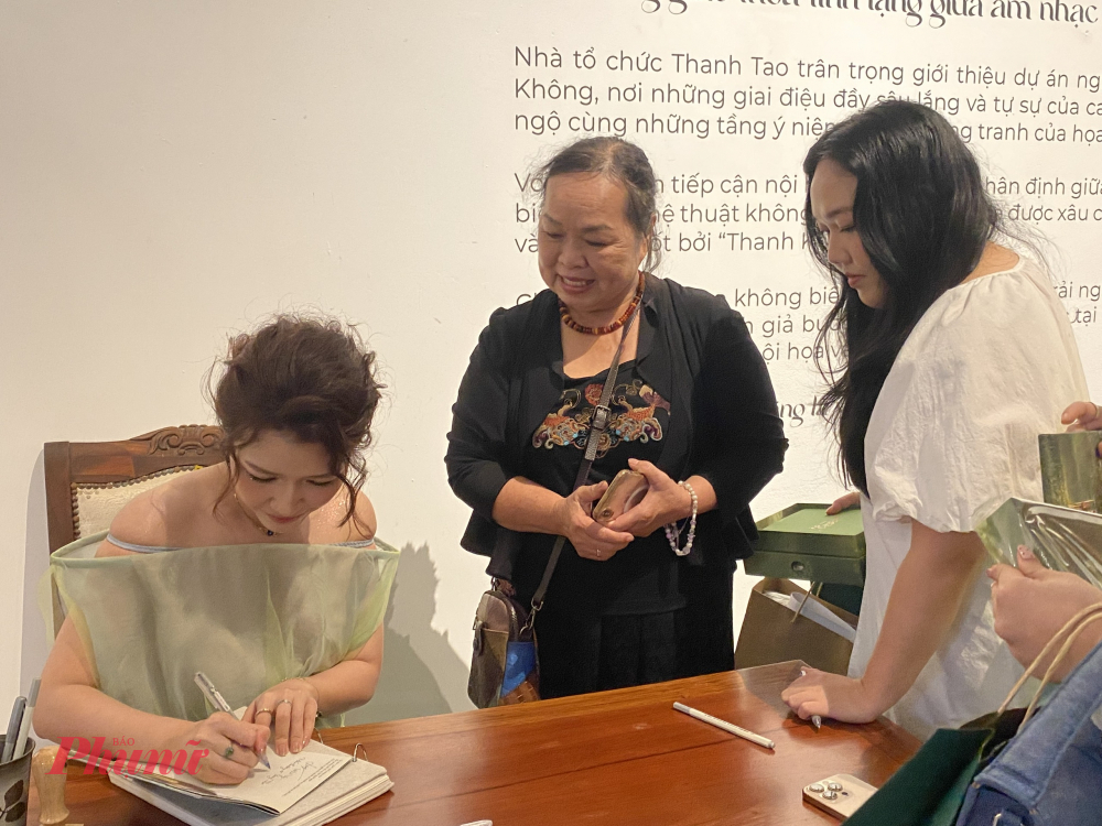 Ca sĩ Võ Lê Vy ký tặng album cho khán giả tại buổi ra mắt album
