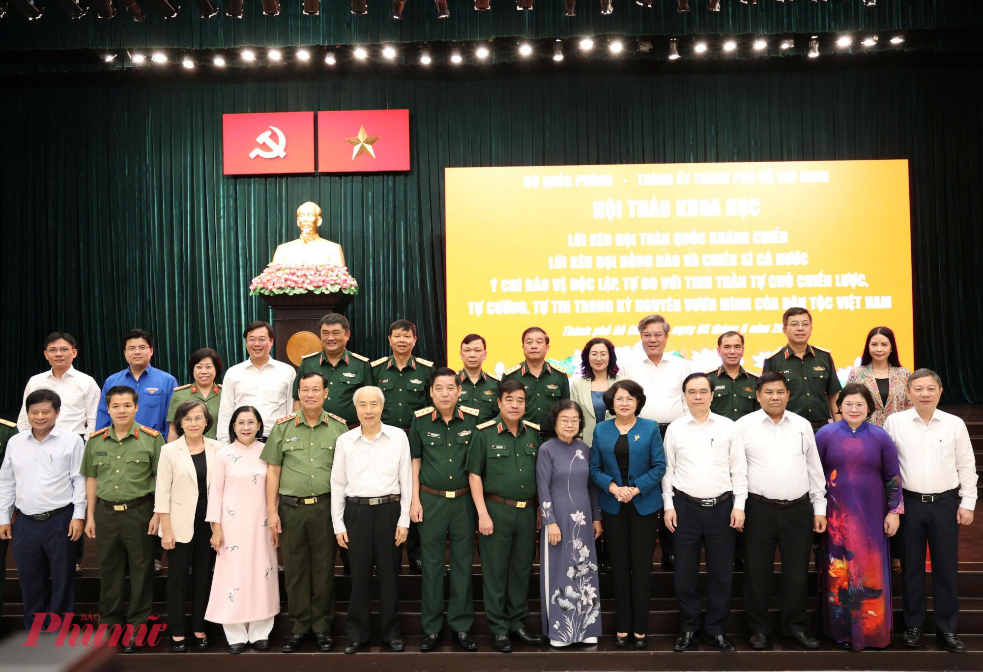 Hội thảo có sự tham gia của tham dự của lãnh đạo, nguyên lãnh đạo Đảng, Nhà nước, Quân ủy Trung ương, Bộ Quốc phòng; lãnh đạo các ban, bộ, ngành Trung ương, Thành phố Hồ Chí Minh và các địa phương, các đồng chí lão thành cách mạng, Anh hùng Lực lượng vũ trang nhân dân, các tướng lĩnh, sĩ quan, nhà khoa học 