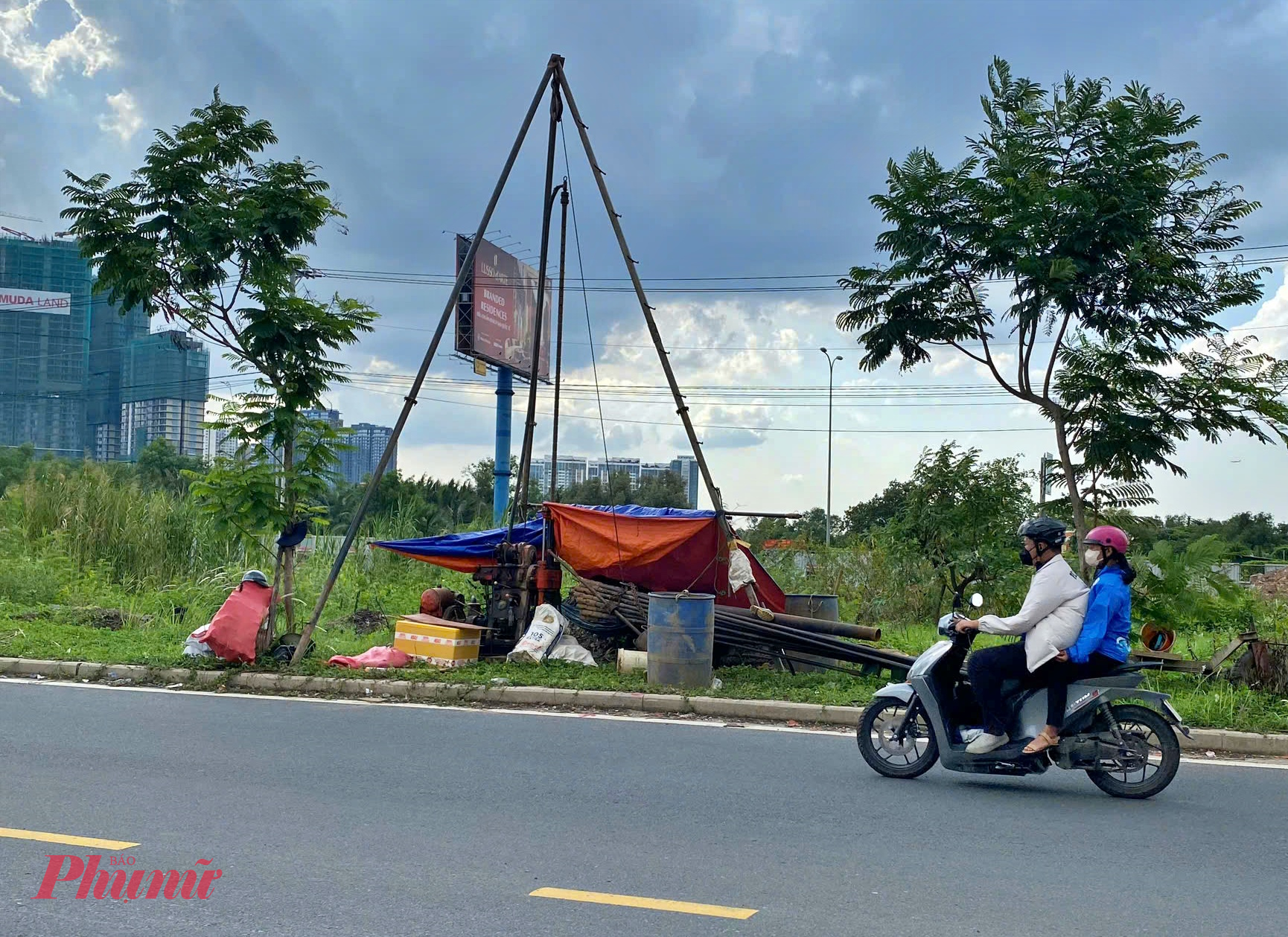 Điểm khoan khảo sát địa chất tuyến đường sắt Thủ Thiêm - Long Thành dọc đường song hành, phường Bình Trưng - Ảnh: 