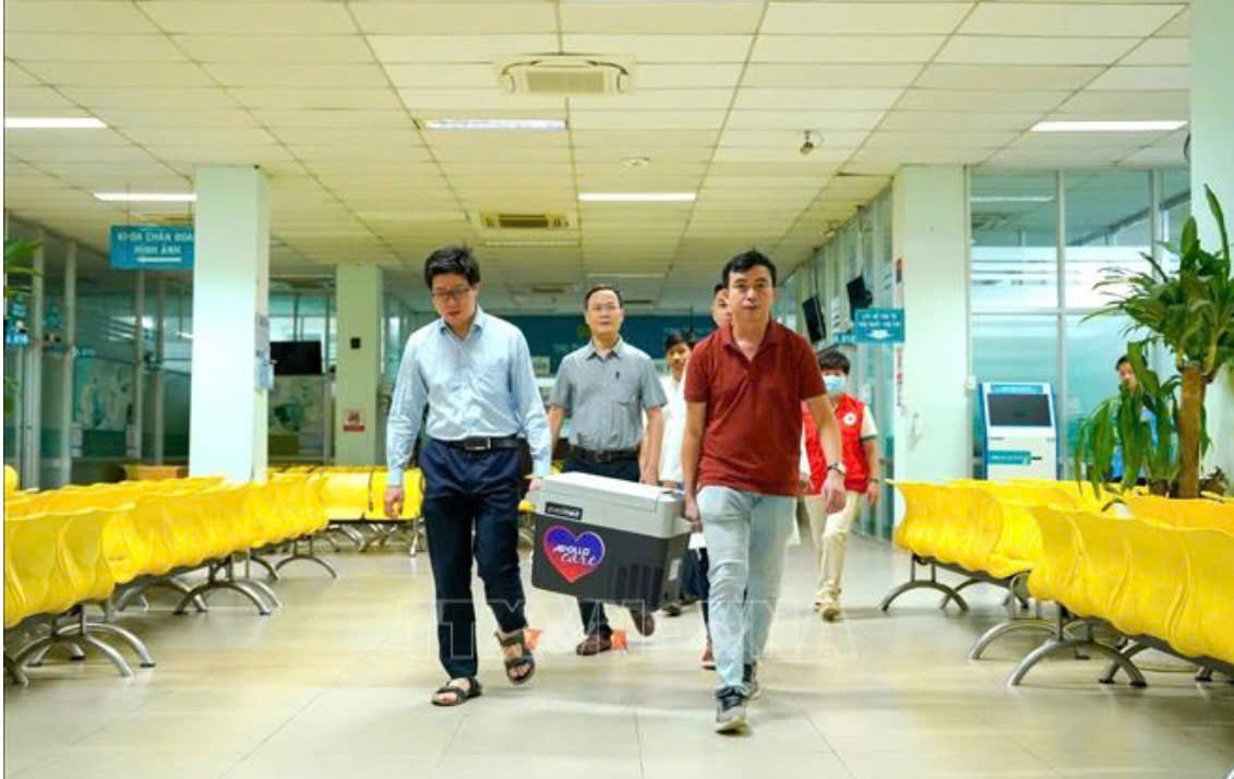 Vận chuyển tim hiến tặng từ Bệnh viện Nhân dân 115 về Bệnh viện Đại học Y dược Thành phố Hồ Chí Minh để ghép cho người bệnh. Ảnh: TTXVN phát