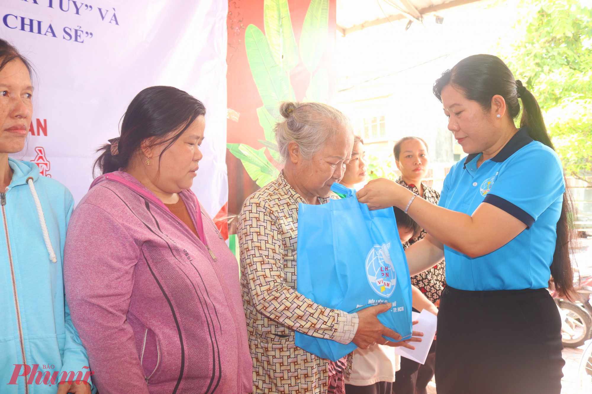 Bà Phạm Thị Mộng Hằng – Phó chủ tịch thường trực Ủy ban MTTQ Việt Nam phường Tân Thới Hiệp, Chủ tịch Hội LHPN phường – trao quà đến đại diện các hộ có hoàn cảnh khó khăn - Ảnh: Thảo Nguyên