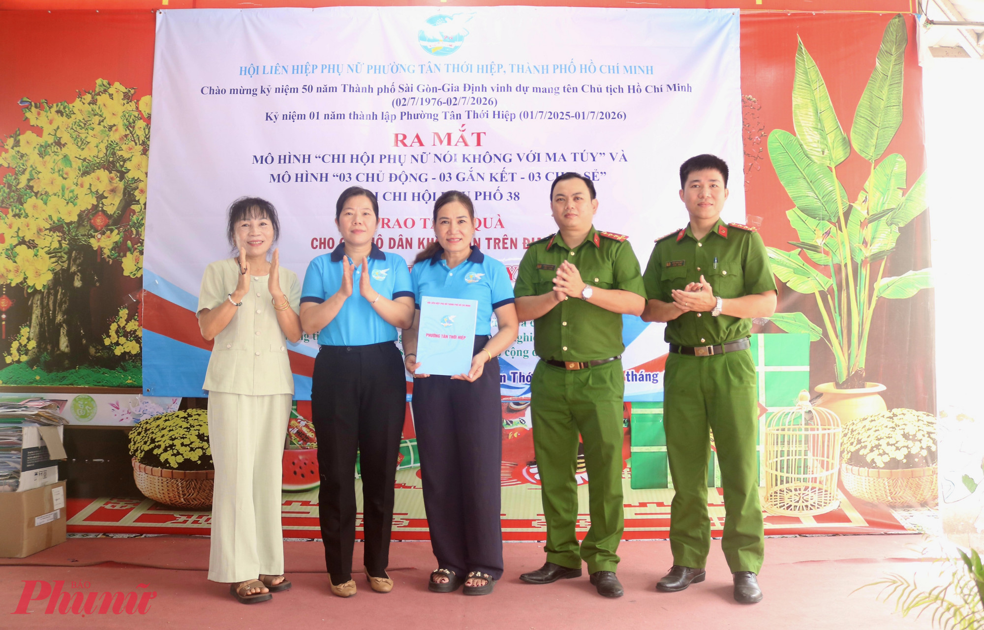 Chị Nguyễn Thị Hồng Vân – Chi hội trưởng Chi hội Phụ nữ khu phố 38 (giữa) – nhận các quyết định của Hội LHPN phường về việc thành lập mô hình “Chi hội Phụ nữ không ma túy” và mô hình “3 Chủ động – 3 Gắn kết – 3 Chia sẻ” - Ảnh: Thảo Nguyên