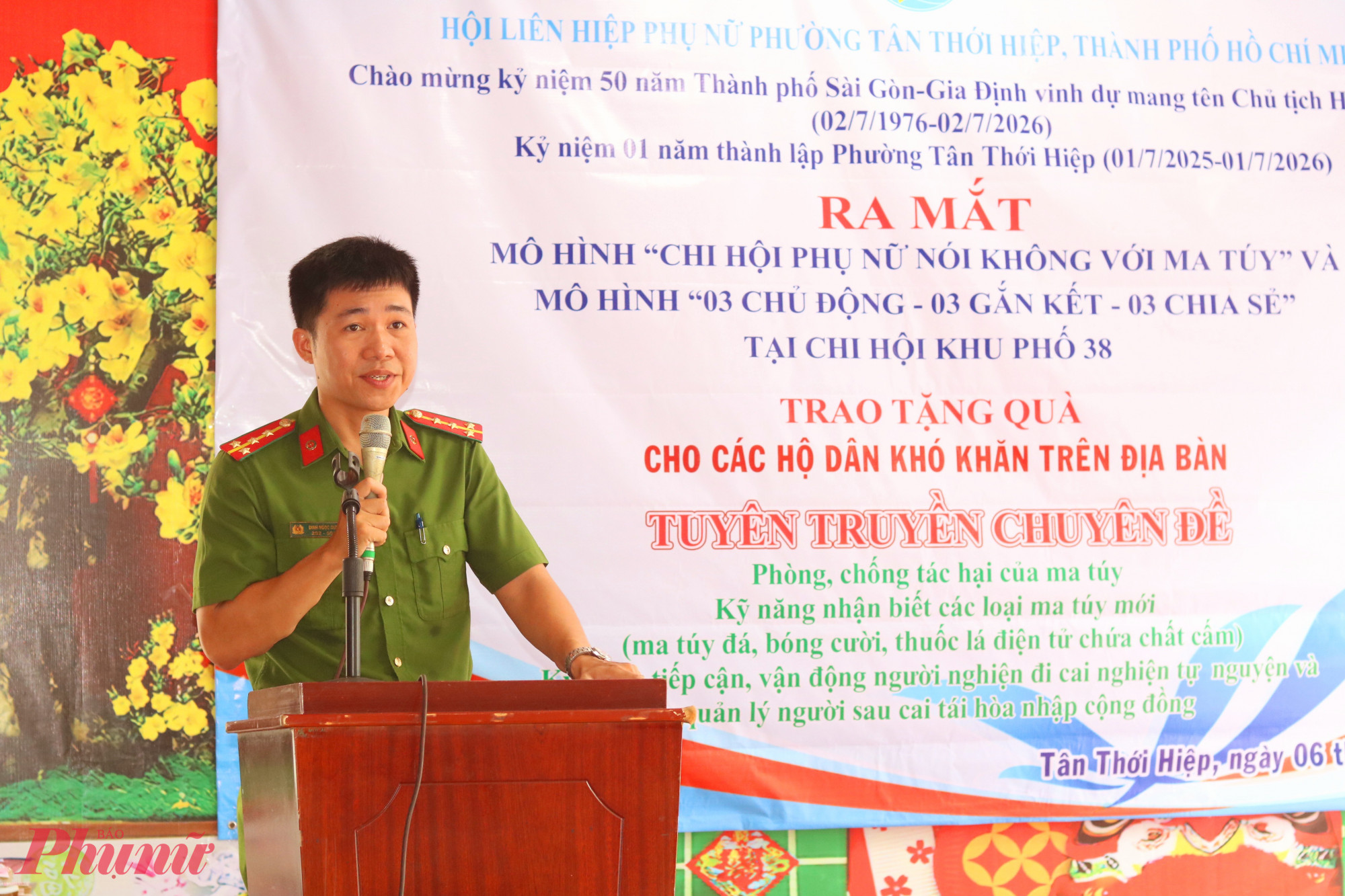Tại lễ ra mắt “Chi hội Phụ nữ không ma túy”, đại úy Định Ngọc Duy đã thông tin đến các dì, các chị hội viên phụ nữ khu phố 38 về tác hại ma túy, kỹ năng nhận biết các loại ma túy mới - Ảnh: Thảo Nguyên