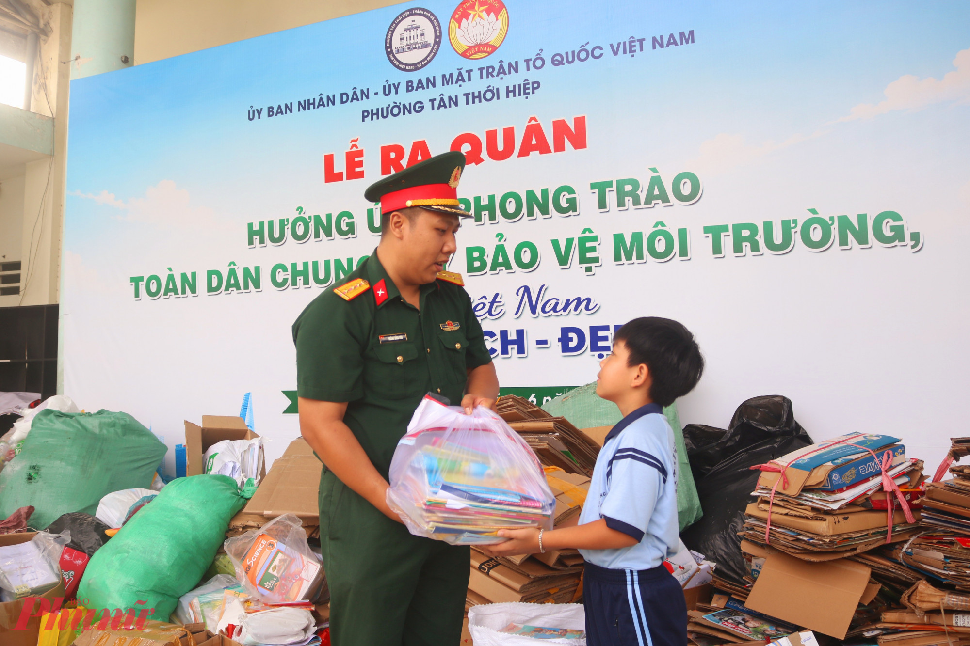 Các em học sinh mang sách, báo cũ đến chương trình - Ảnh: Thảo Nguyên