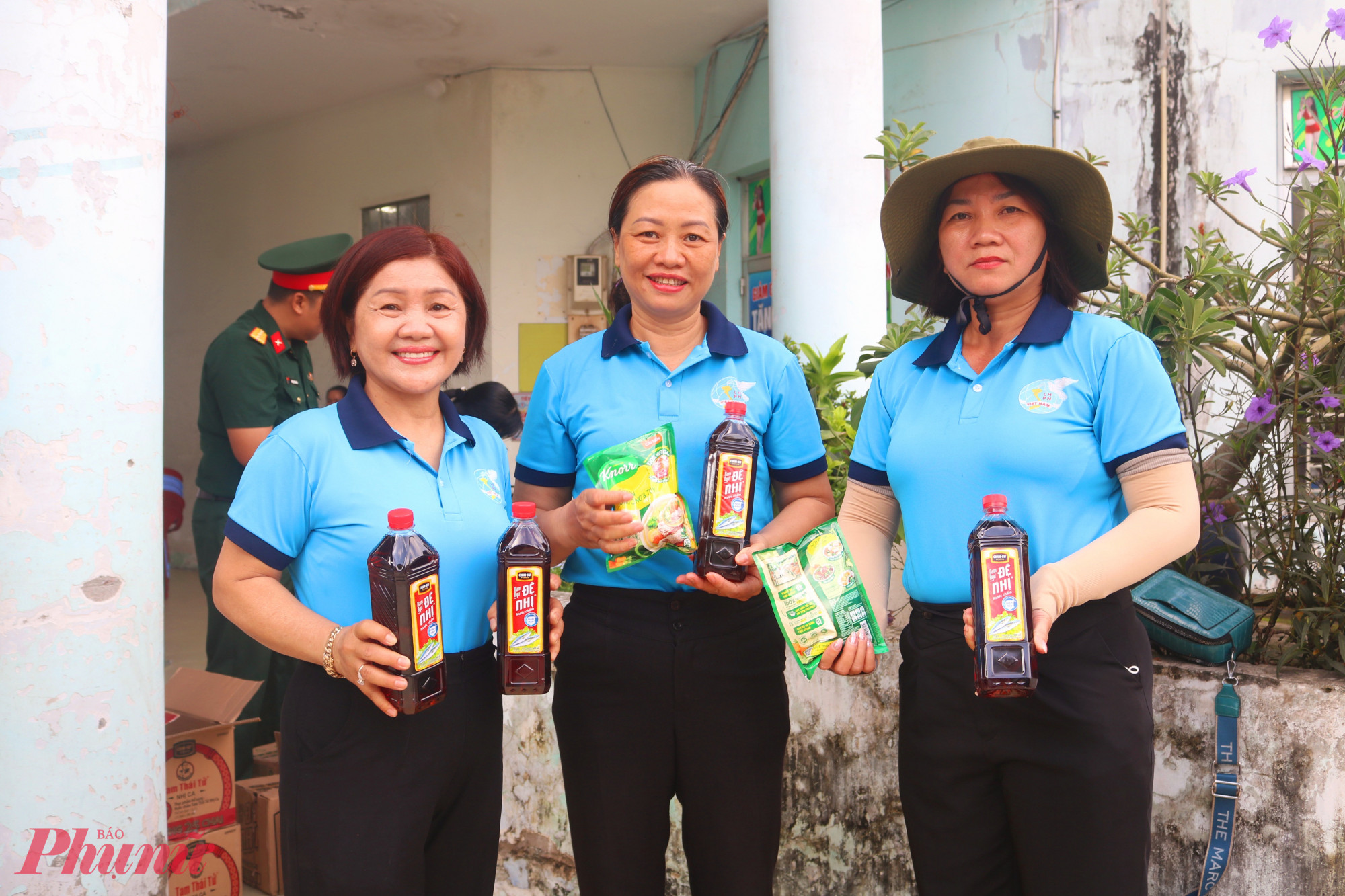 Trong 2 ngày 5 và 6/6, cán bộ Hội Phụ nữ các khu phố đã đến nhà hội viên thu gom rác tái chế để tham gia chương trình. Quà nhận từ ban tổ chức sẽ được các chị đem về chia lại cho chị em - Ảnh: Thảo Nguyên