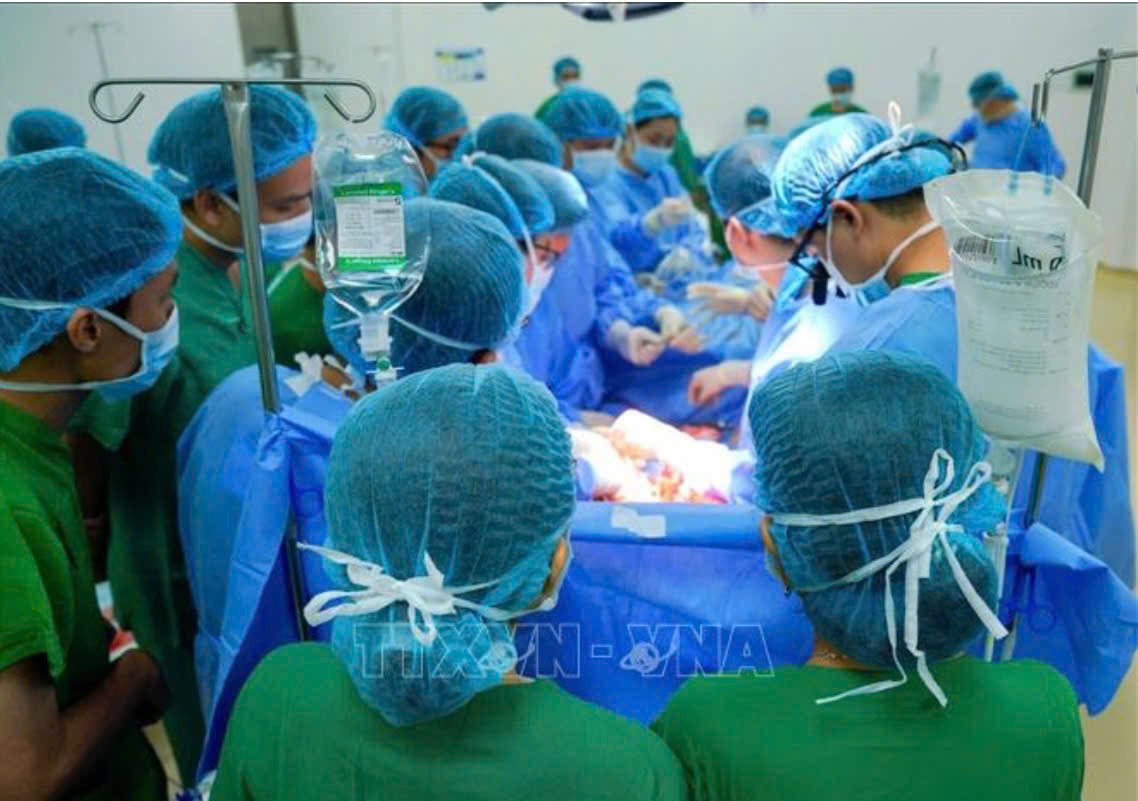 Các bác sĩ Bệnh viện Đại học Y dược Thành phố Hồ Chí Minh ghép tim cho bé gái 13 tuổi. Ảnh: TTXVN phát