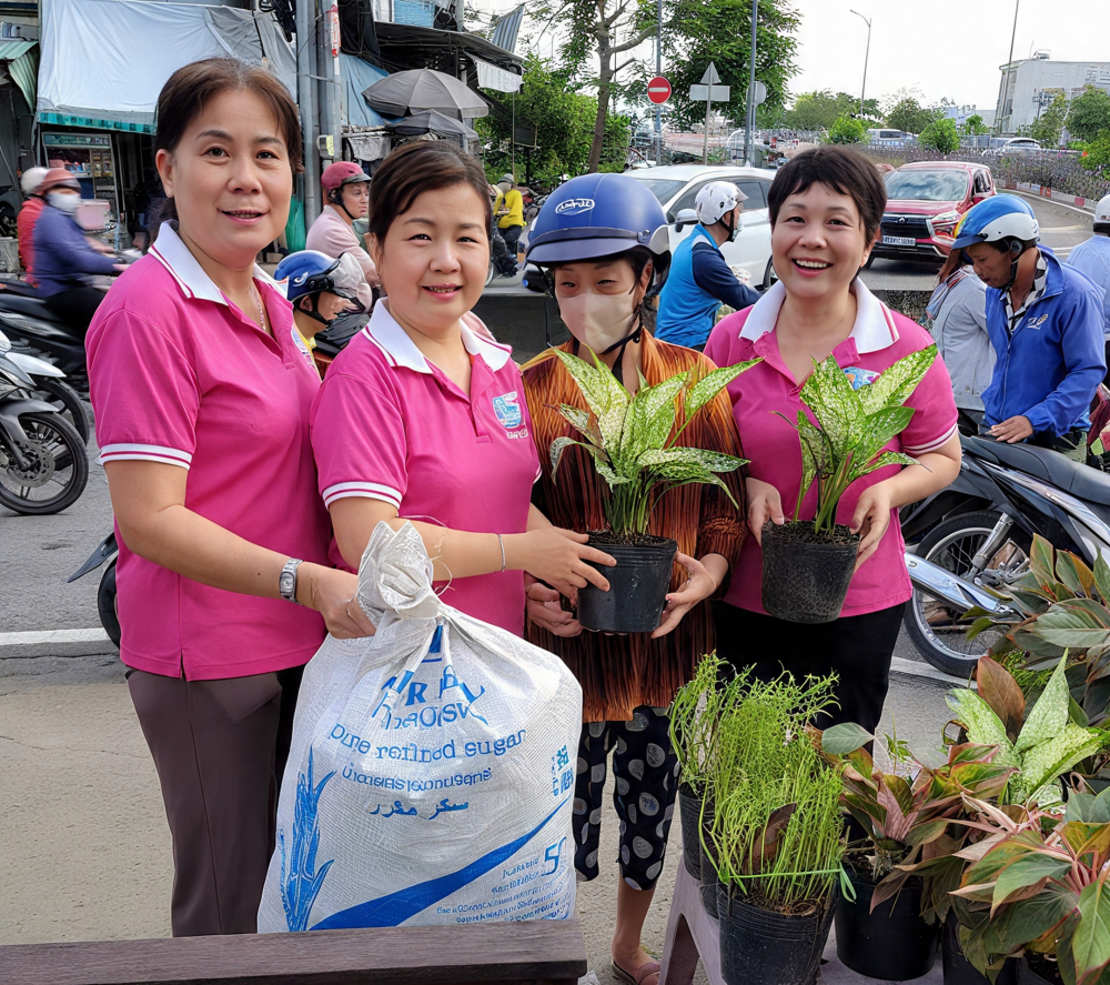 Hội LHPN xã Tân Nhựt còn tổ chức hoạt động Đổi rác lấy cây xanh