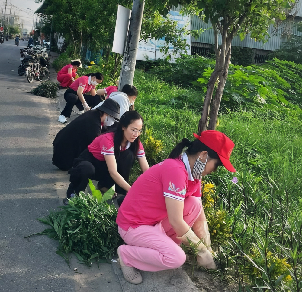 Phụ nữ xã Vĩnh Lộc ra quân dọn cỏ, trồng cây xanh. Ảnh: NH